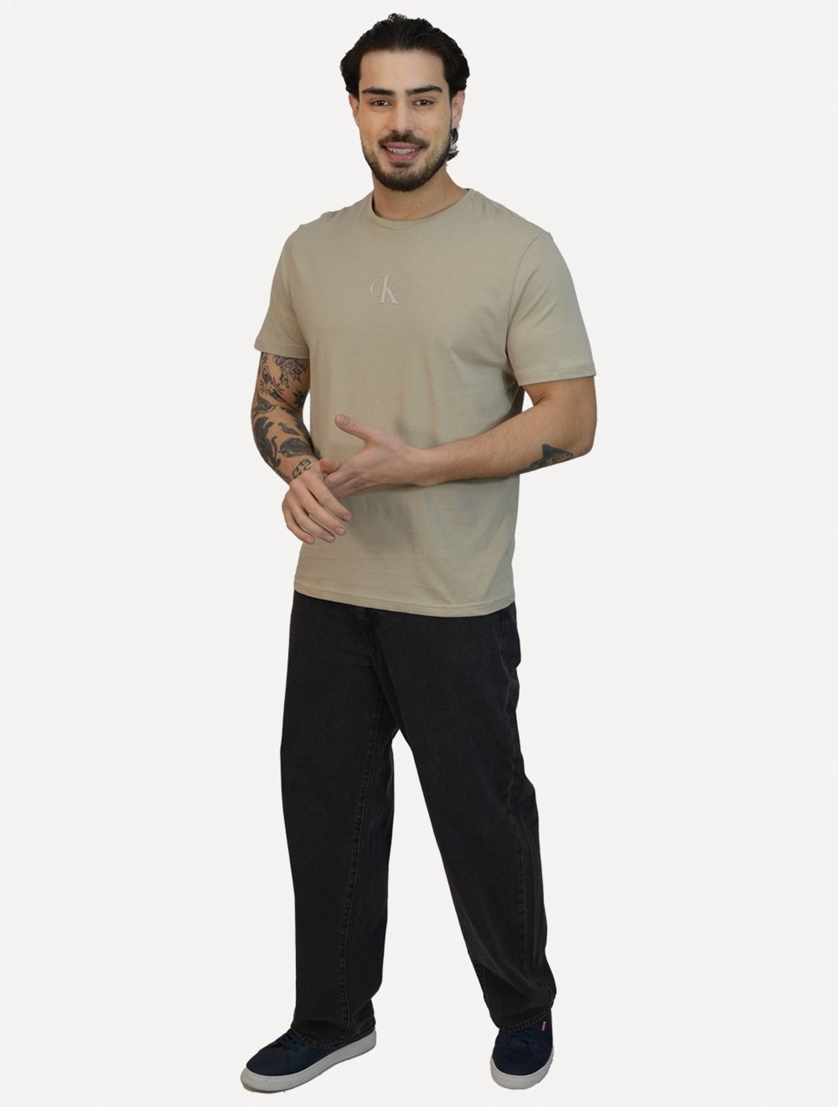 Camiseta Calvin Klein Jeans Masculina Frontal CK Rubber Relevo Cáqui