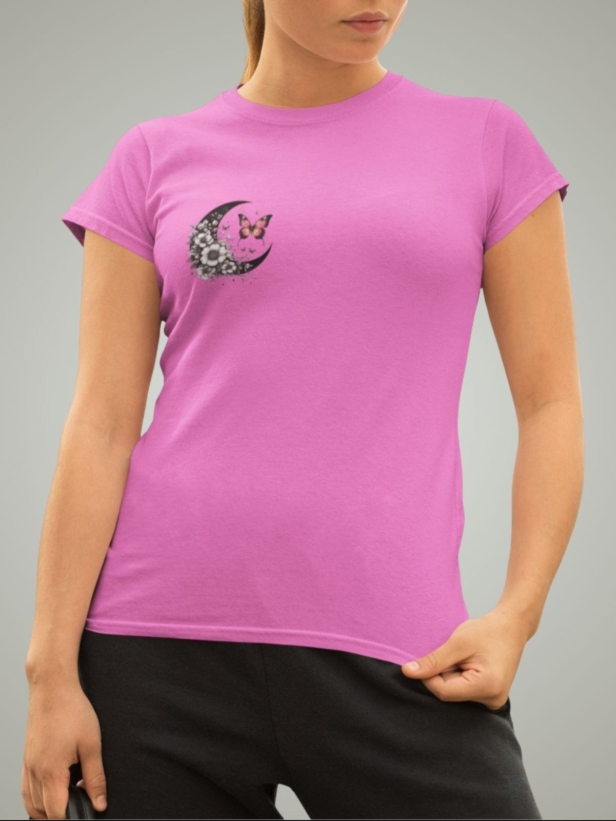 Camiseta Feminina GuGi Borboleta Lua Crescente Astros Estampa Pequena No Peito Rosa