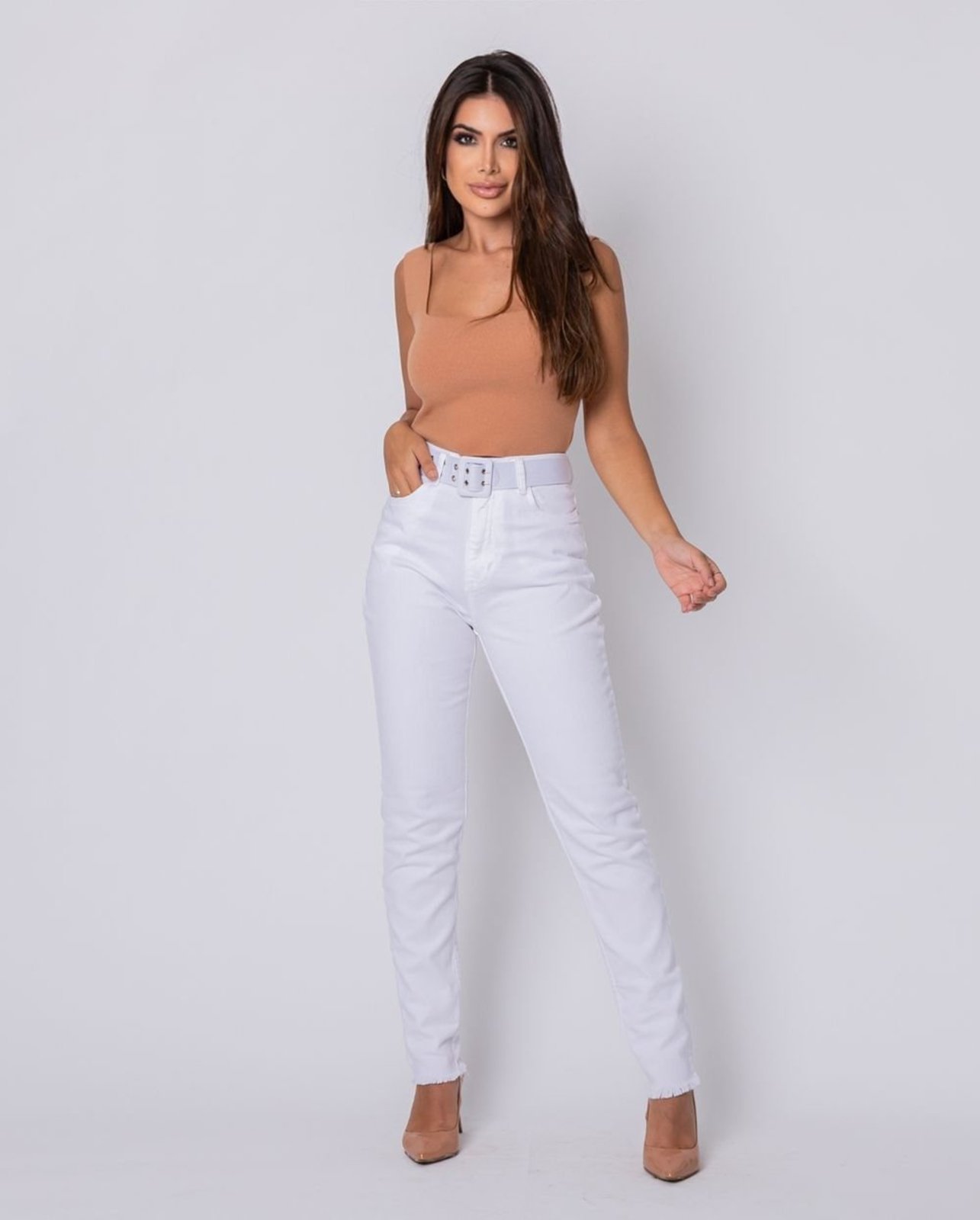 Calça Feminina Mom Branca com Cinto e Barra Desfiada 21478 Branca Consciência