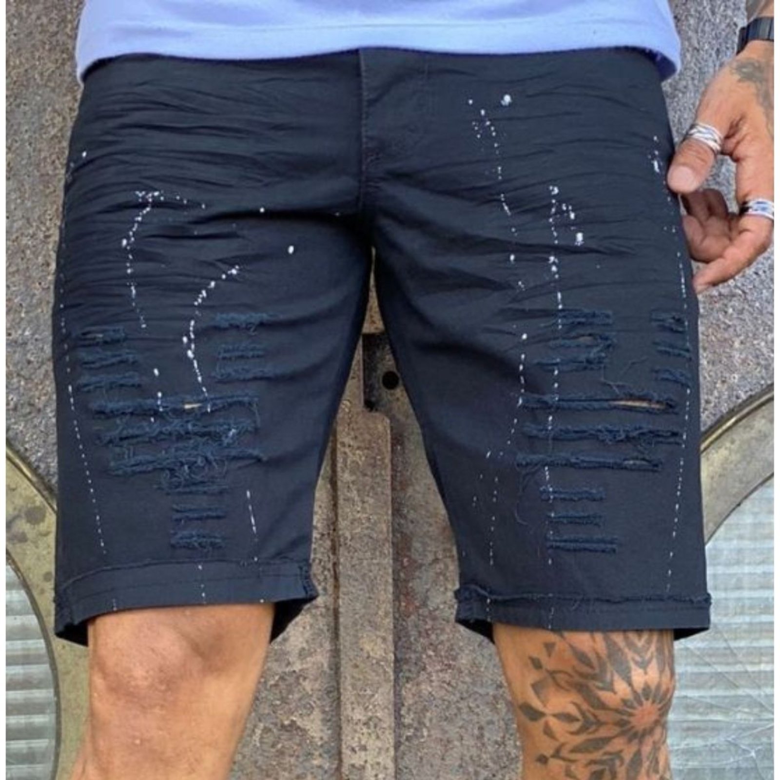 Bermuda Masculina Preta com Pingos de Tintas