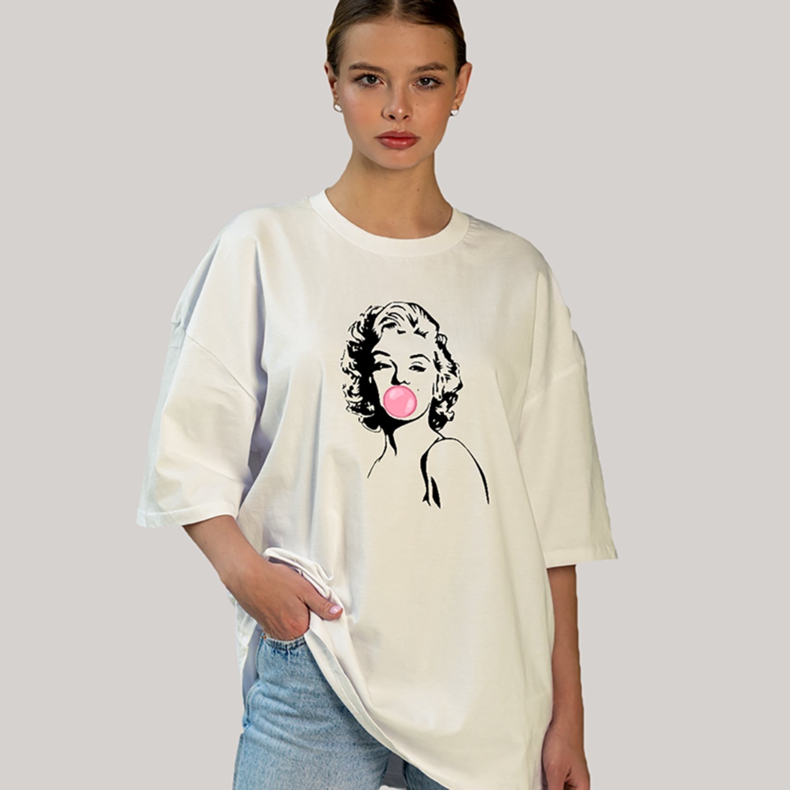 Camiseta Ousy Unissex Streetwear Marilyn Monroe Bubble Gum Vintage Oversized Off White