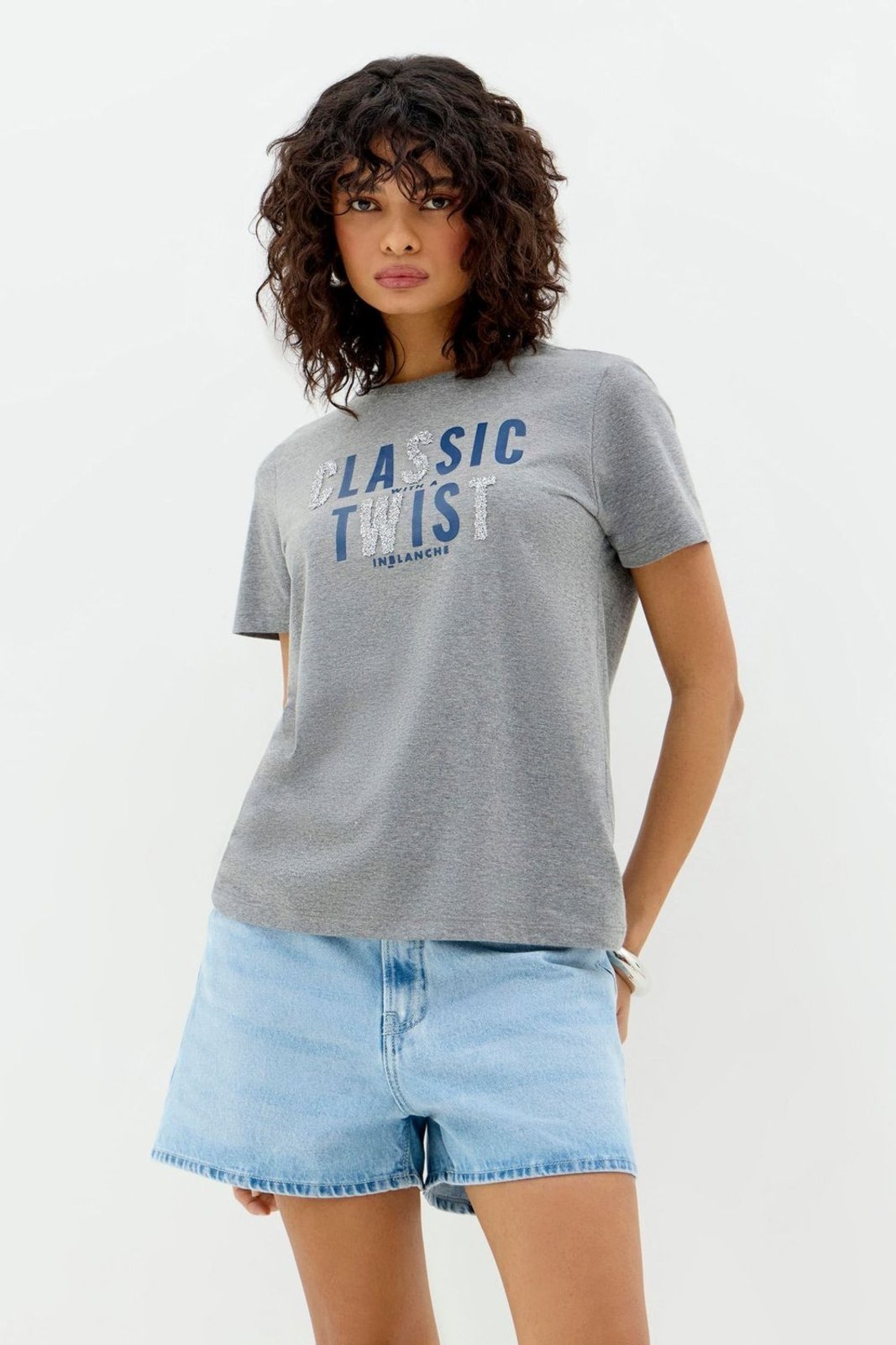 Vista 2 T-Shirt Classic Twist Feminina Inblanche cinza Inblanche cinza