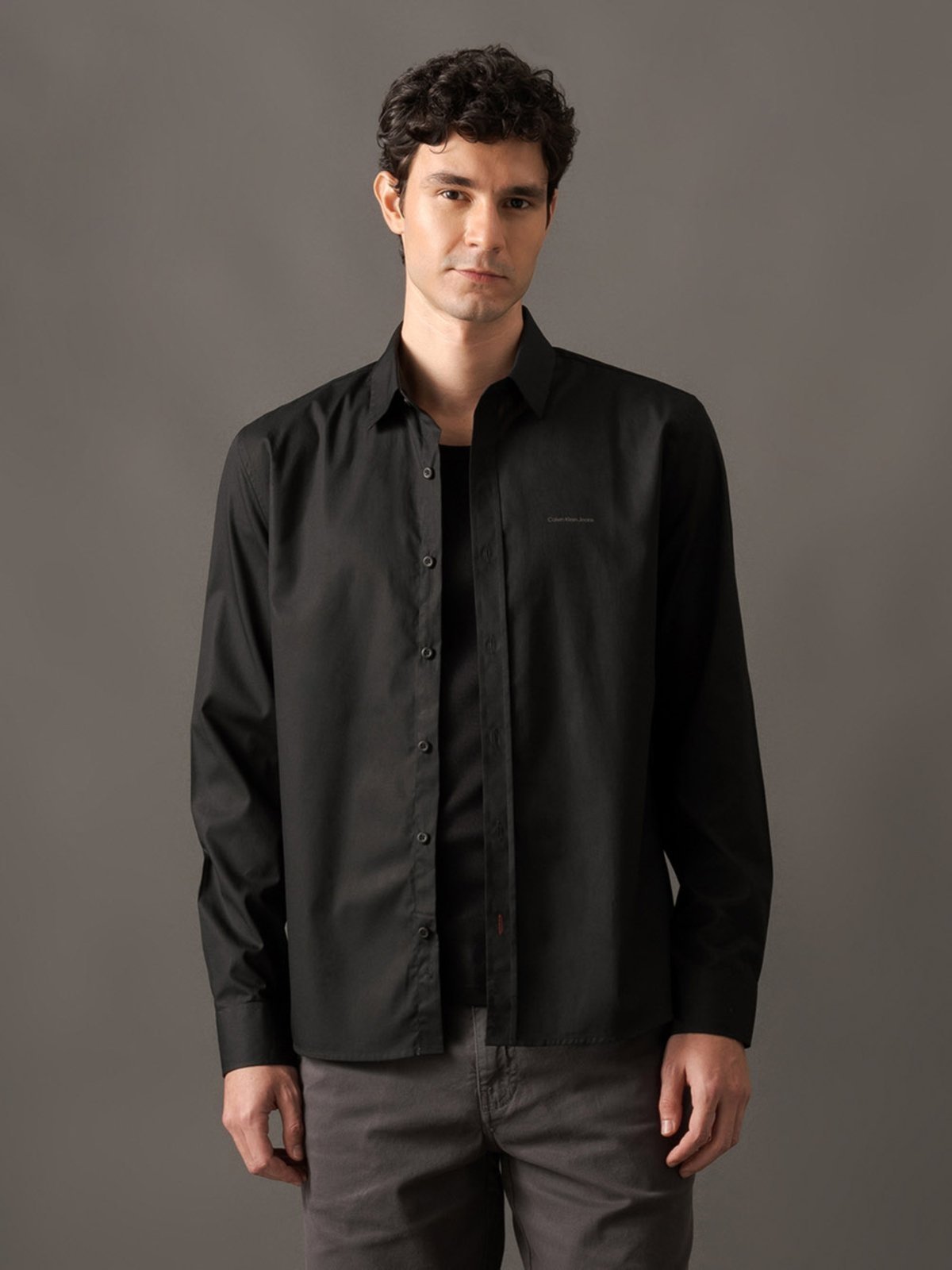 Camisa Manga Longa Regular Lisa Básica Logo No Peito Calvin Klein Jeans - Preto Calvin Klein Jeans