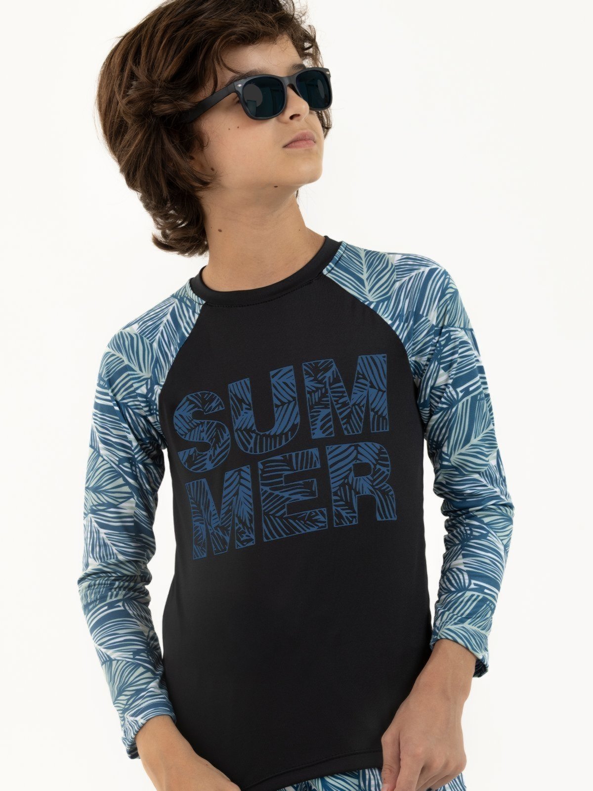 Vista 2 Camisa de Praia Menino com Proteção UV 50 - Verão Tropical Magicamente Kids preto Magicamente Kids preto