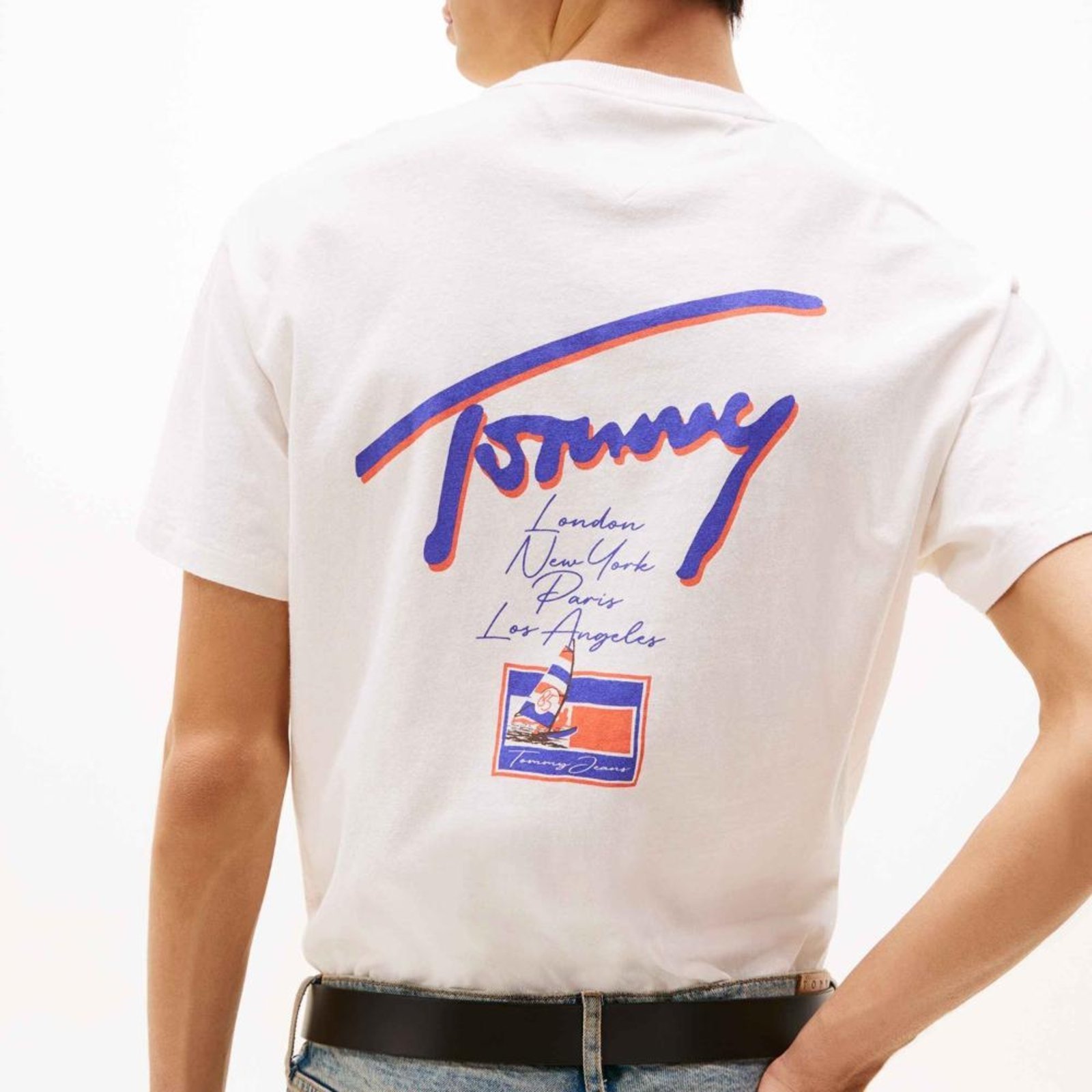 Vista 3 Camiseta relaxed com estampa gráfica e logo nas costas - EEG Tommy Jeans off-white Tommy Jeans off-white