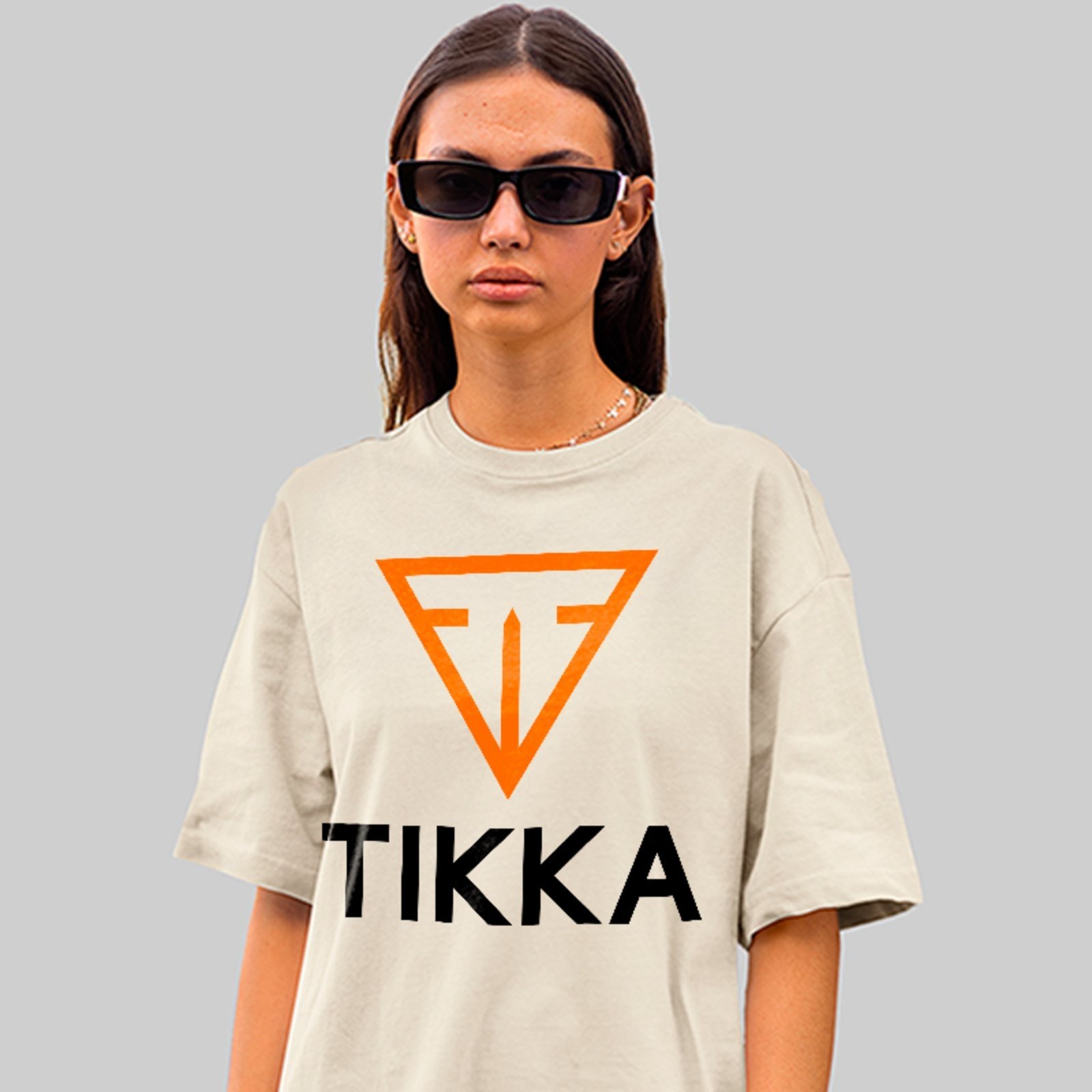 Camiseta Oversized Tikka Logo Streetwear Urban Unissex Off White
