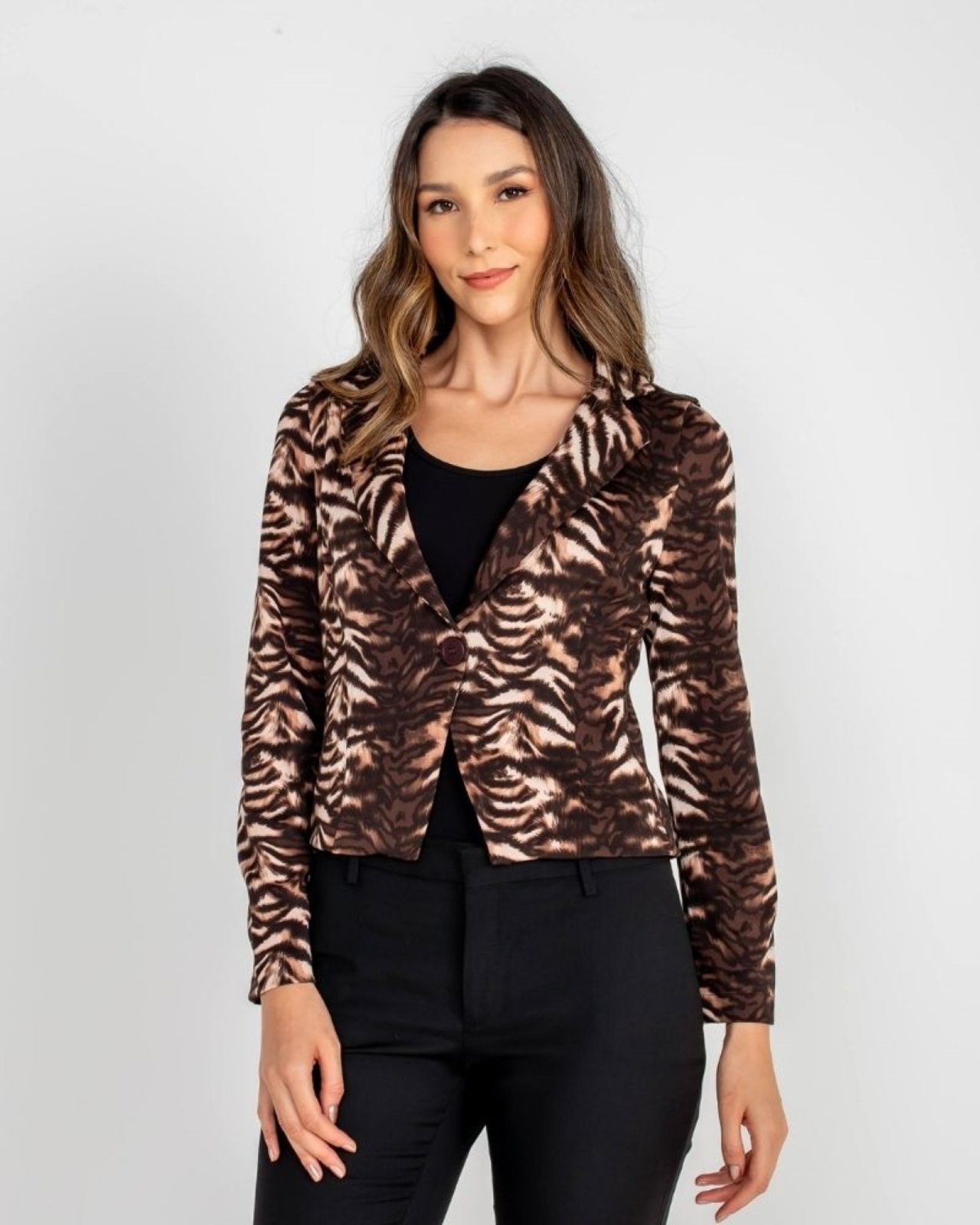 BLAZER CURTO DE MALHA ESTAMPA TIGRE MARROM