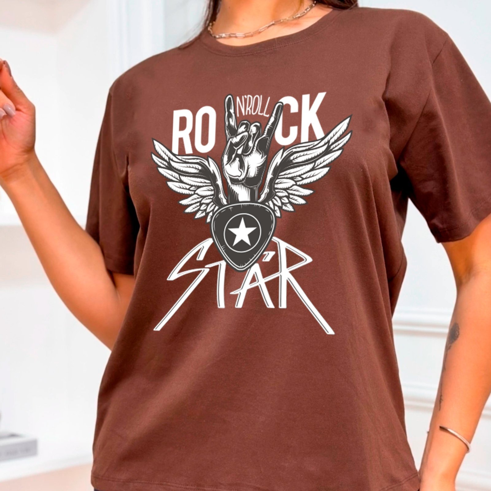Camiseta Ousy Streetwear Rock Star Mão Rock Oversized Unissex Marrom