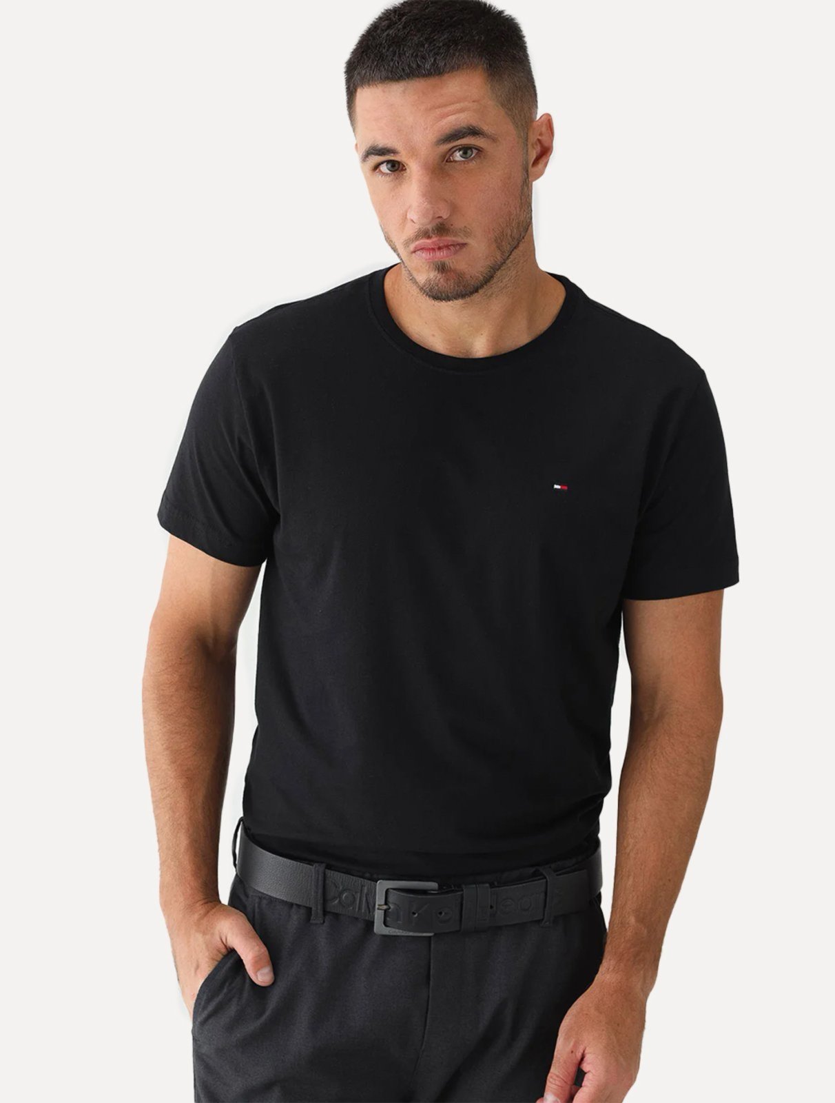 Vista 3 Kit Camisetas Tommy Hilfiger Masculina Essential Preta/Branca 2UN preto Tommy Hilfiger preto