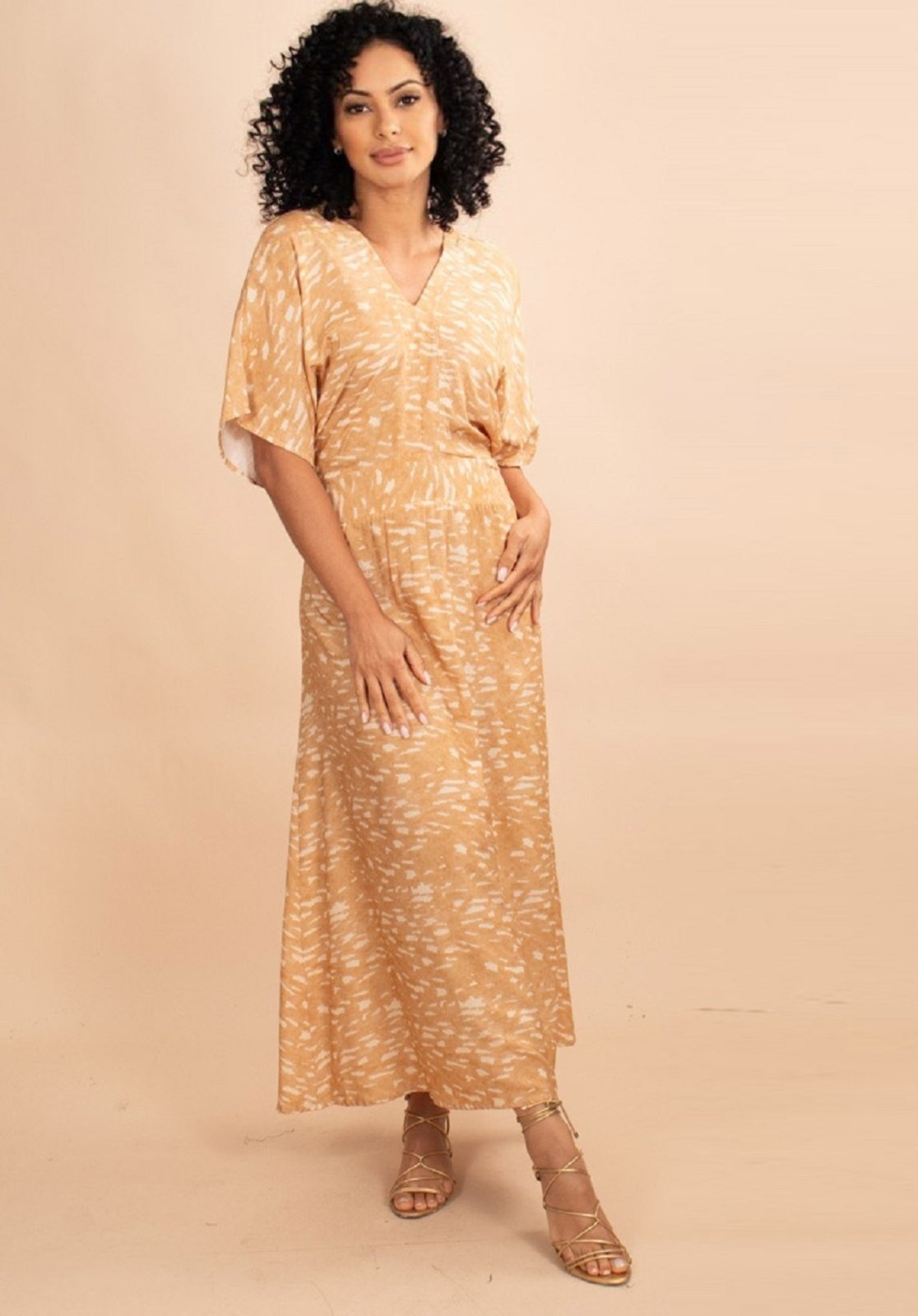 Vista 3 Vestido Midi Viscose Morcego Parati com Elástico Dunas Do Nordeste Amazonia Vital bege/estampado/preto