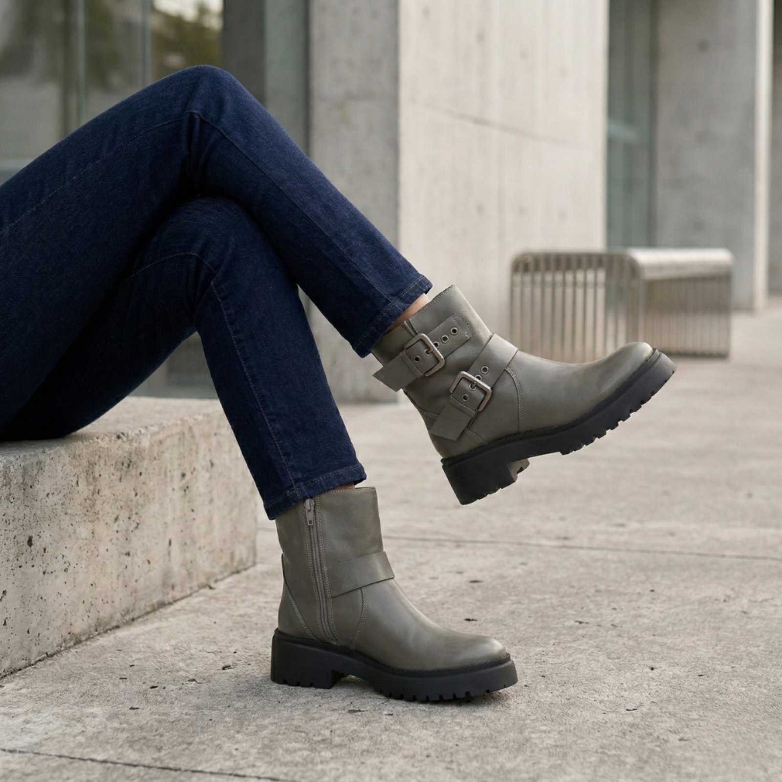 Bota Coturno Em Couro Cano Médio Moda Maria Paula Grey