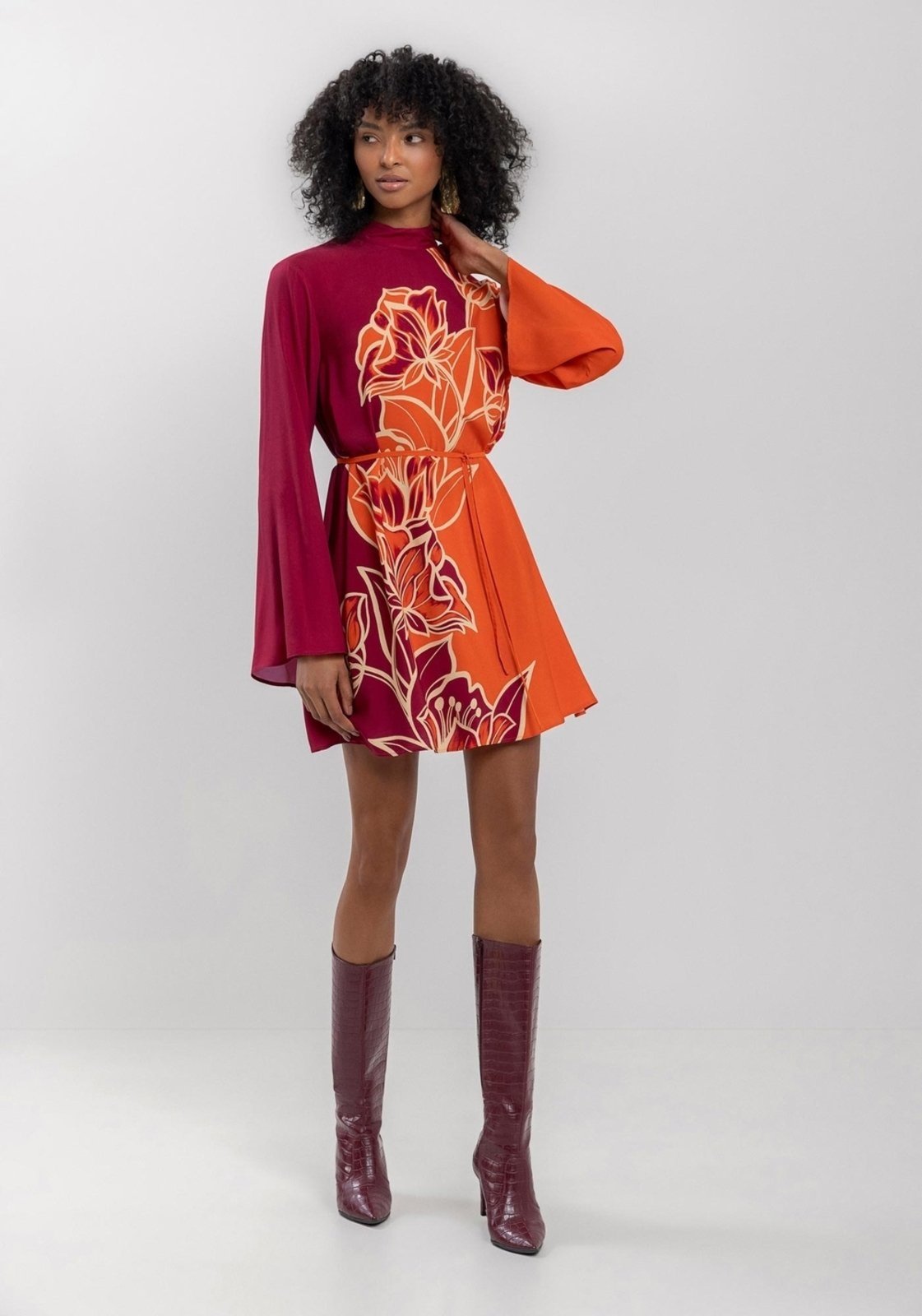 Vista 2 Vestido Curto Estampado Com Mangas Longas Amplas E Cinto Lez a Lez vermelho