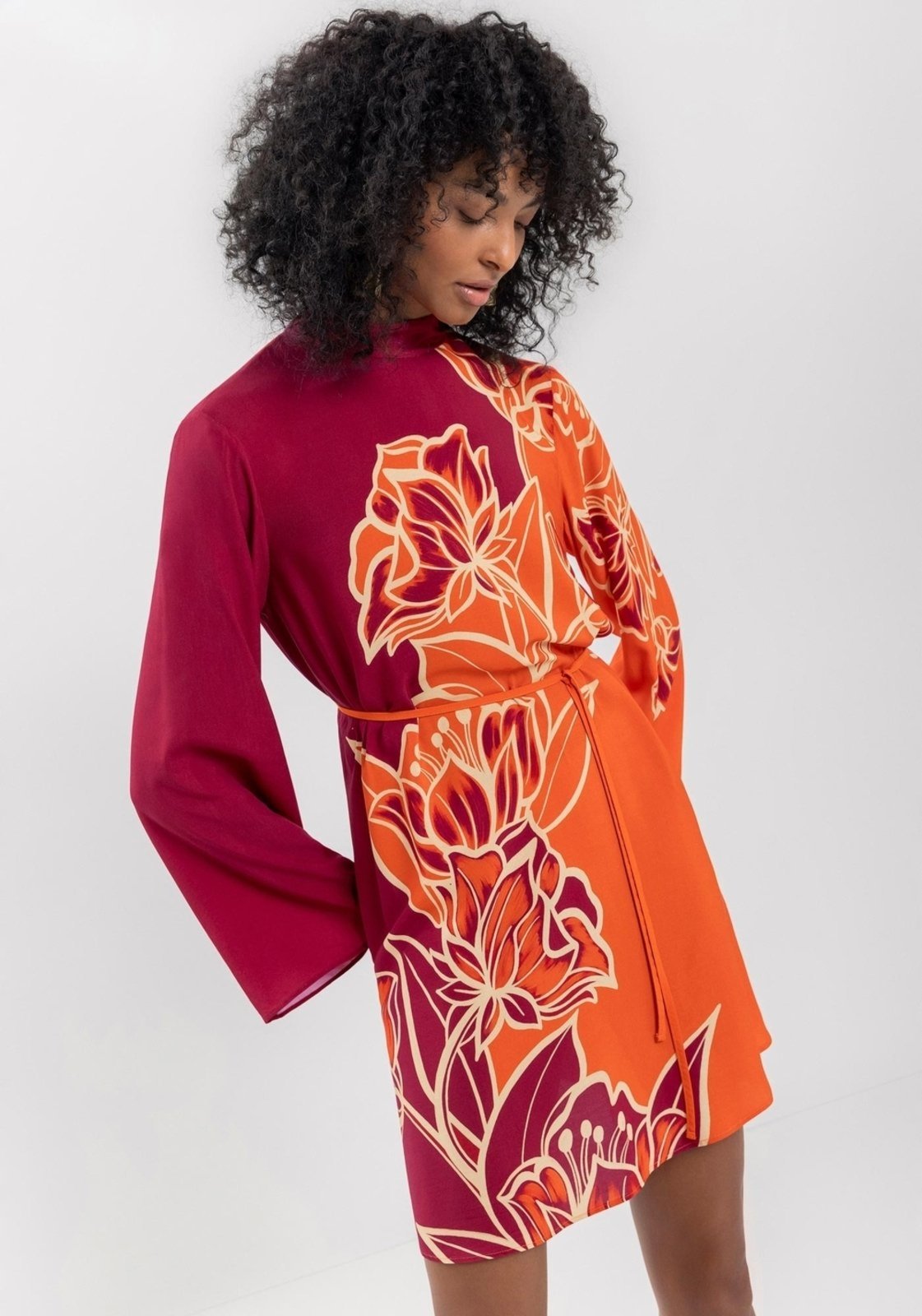 Vista 3 Vestido Curto Estampado Com Mangas Longas Amplas E Cinto Lez a Lez vermelho