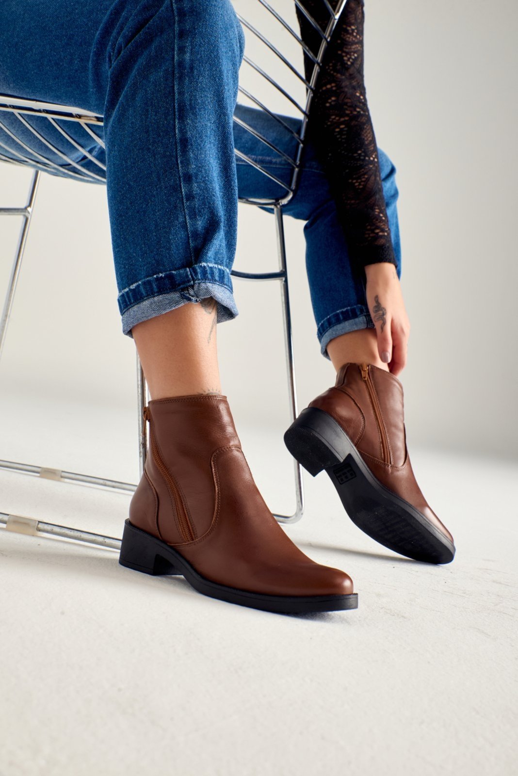 Bota Recortes Cano Curto Casual Feminina em Couro Maria Paula Camel