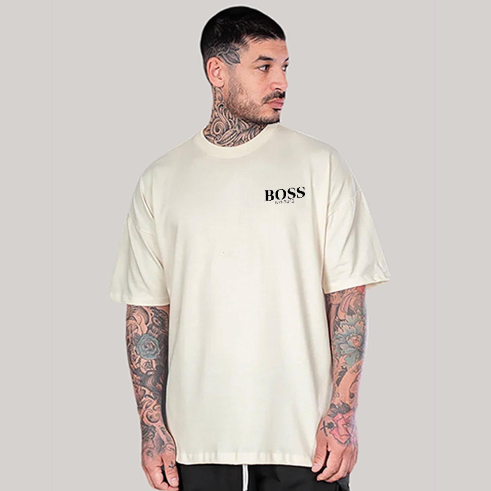 Vista 2 Camiseta Oversized Boss Minimal Style Urbano Algodão Premium Off White ousy off-white white ousy off-white white
