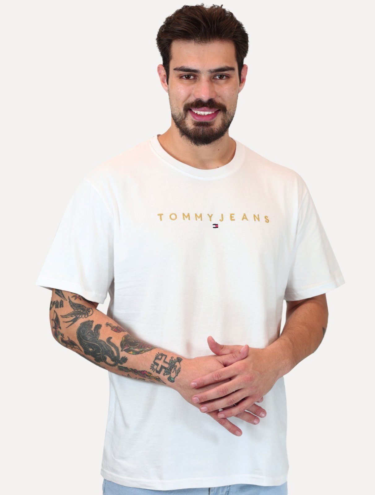 Vista 2 Camiseta Tommy Jeans Masculina Core Linear Gold Logo Branca branco gold Tommy Jeans branco gold