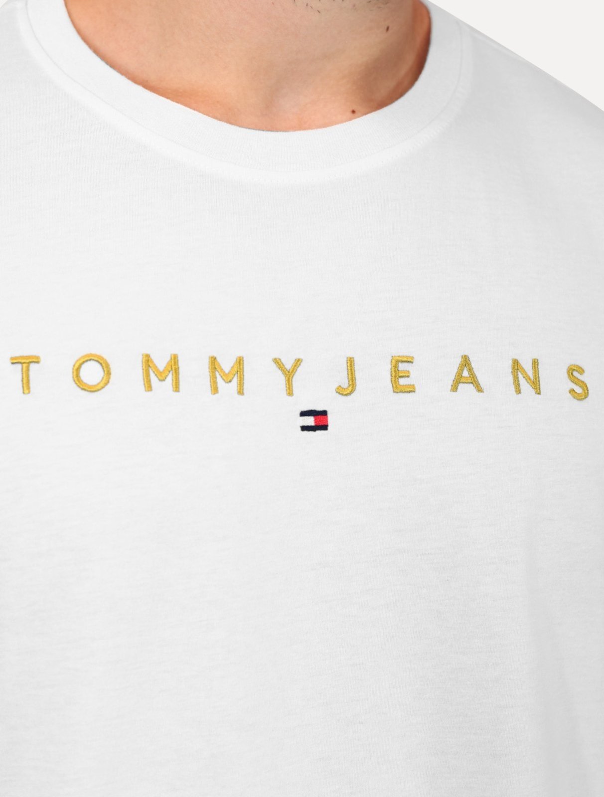 Vista 3 Camiseta Tommy Jeans Masculina Core Linear Gold Logo Branca branco gold Tommy Jeans branco gold