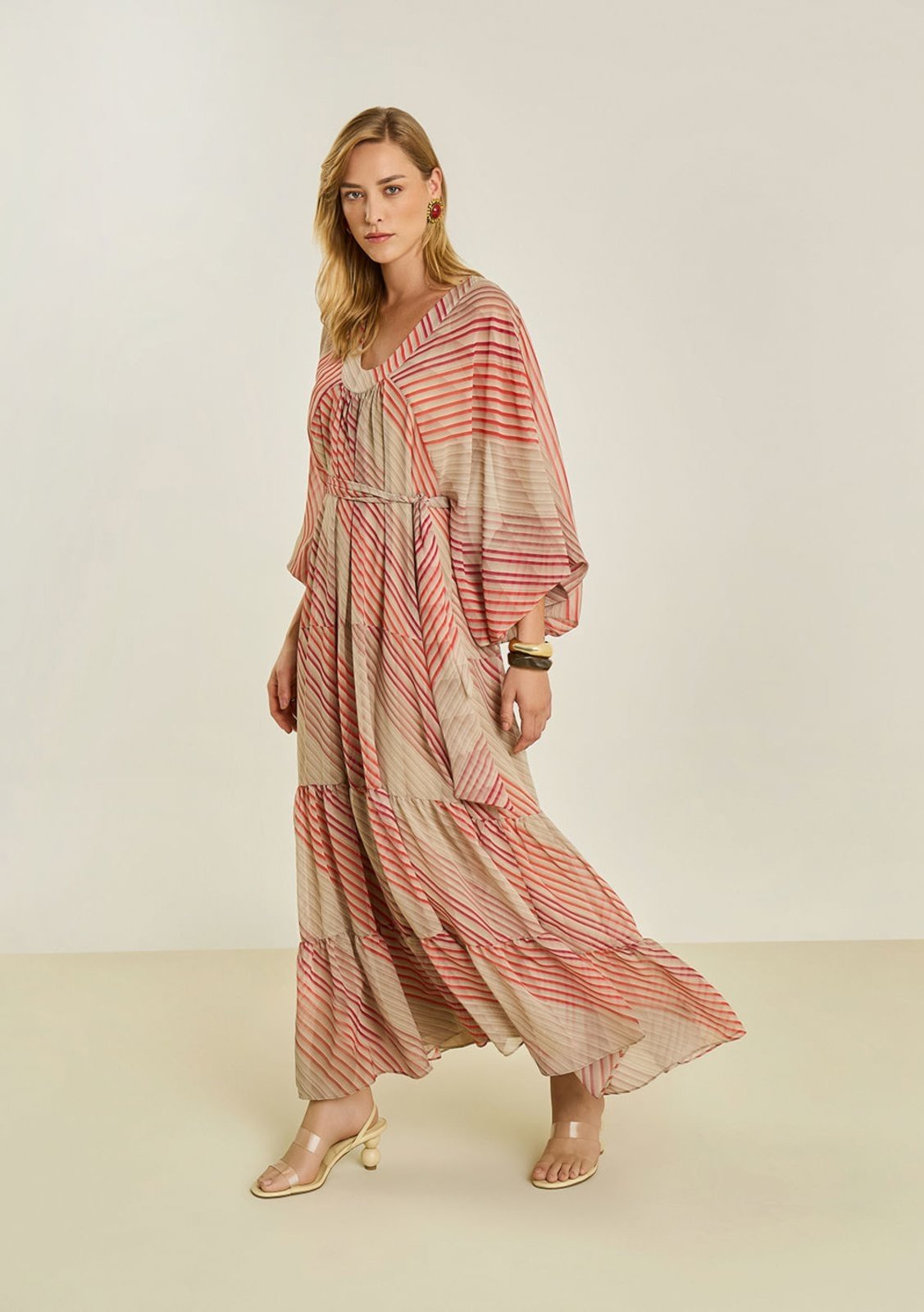 Vestido Maria Valentina Solto Decote V Manga Longa Longo Bege