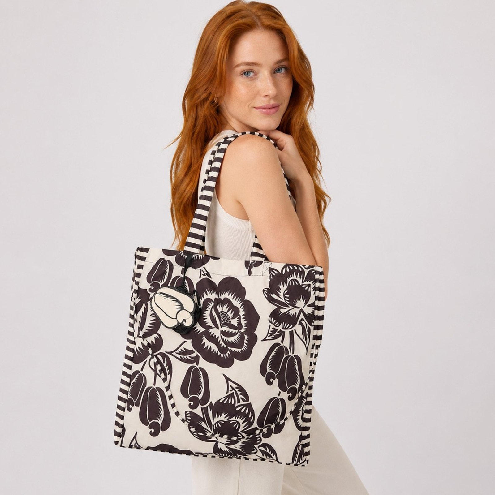 Sacochila Farm Me Leva Floral Preta e Off-White