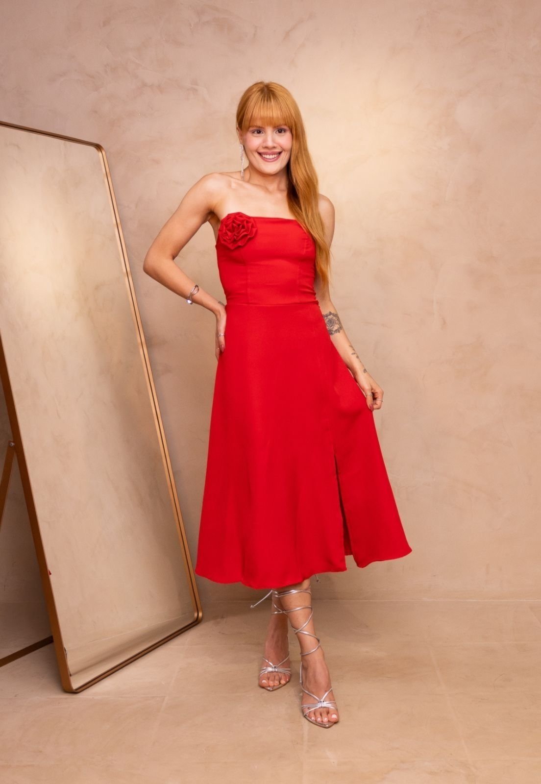 Vestido Midi Tomara que Caia com Flor Wadila Vermelho