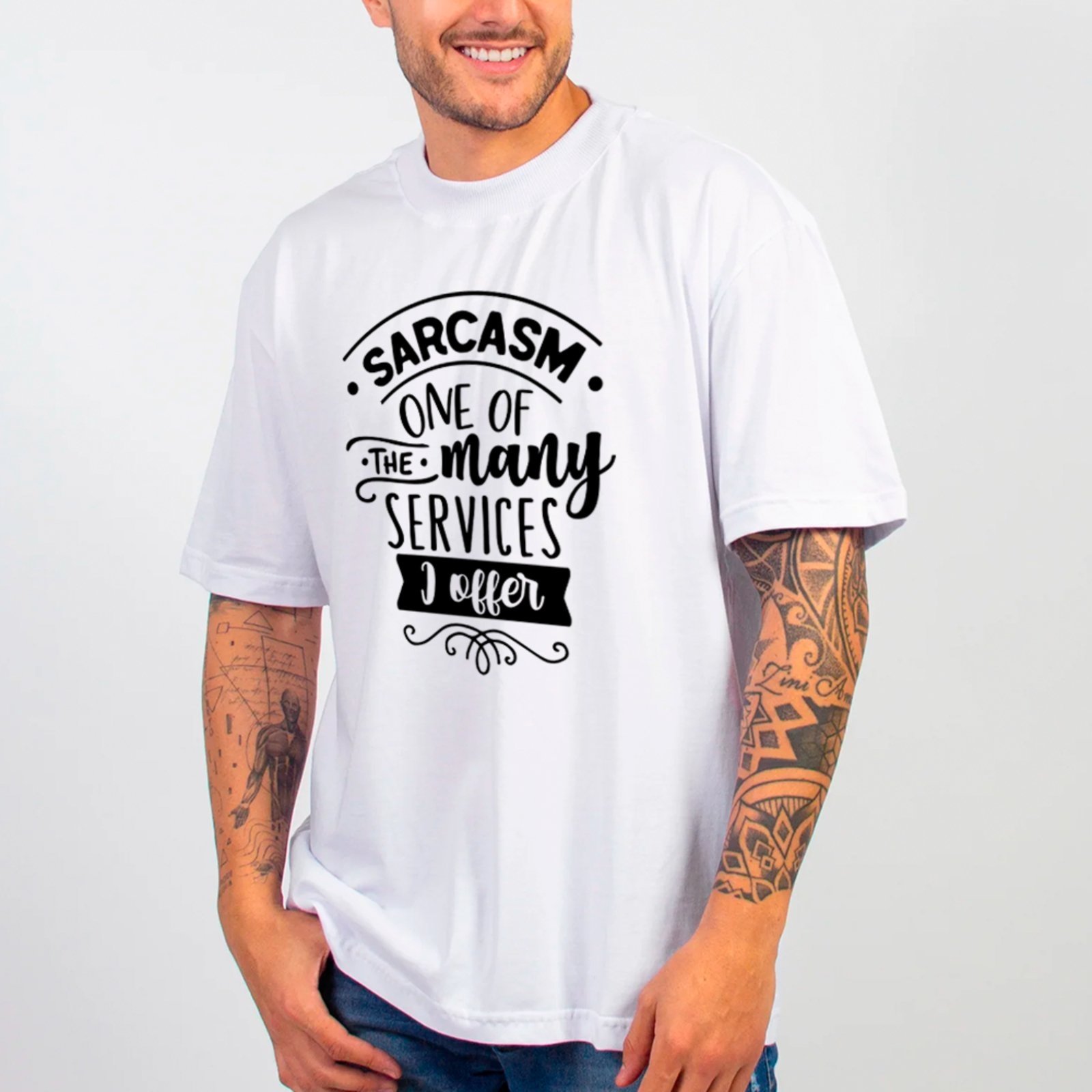 Vista 2 Camiseta Ousy Básica Sarcasm One of the Many Services Humor Criativo Unissex marrom ousy marrom