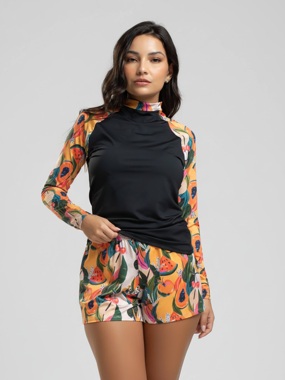 Conjunto Vicbela Blusa Feminina Segunda Pele Manga Longa Moda Praia Verão + Short Estampado Curto Saida de Praia Tecido Proteção UV