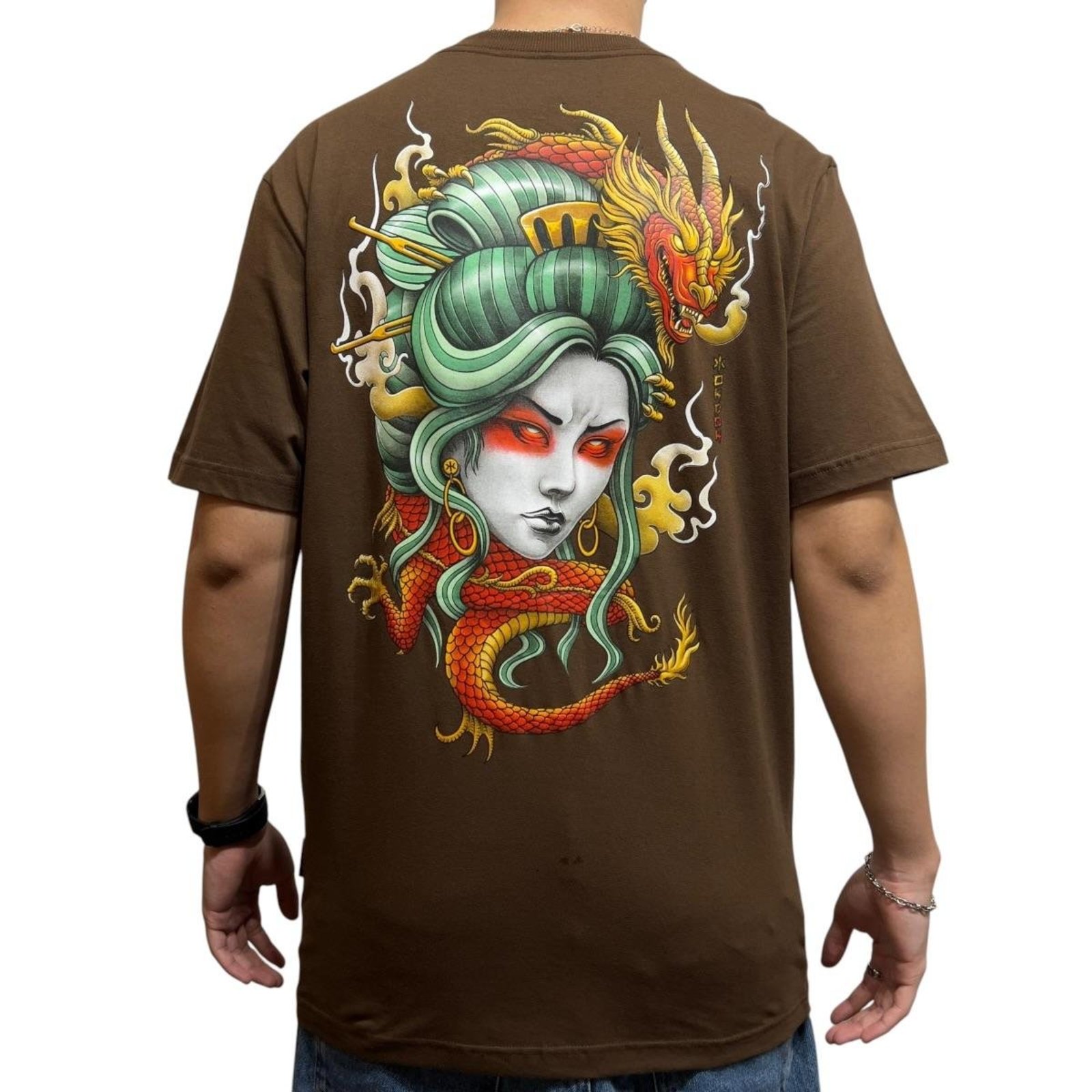 Camiseta Classic Geisha Artistic Series- Okdok - Marrom