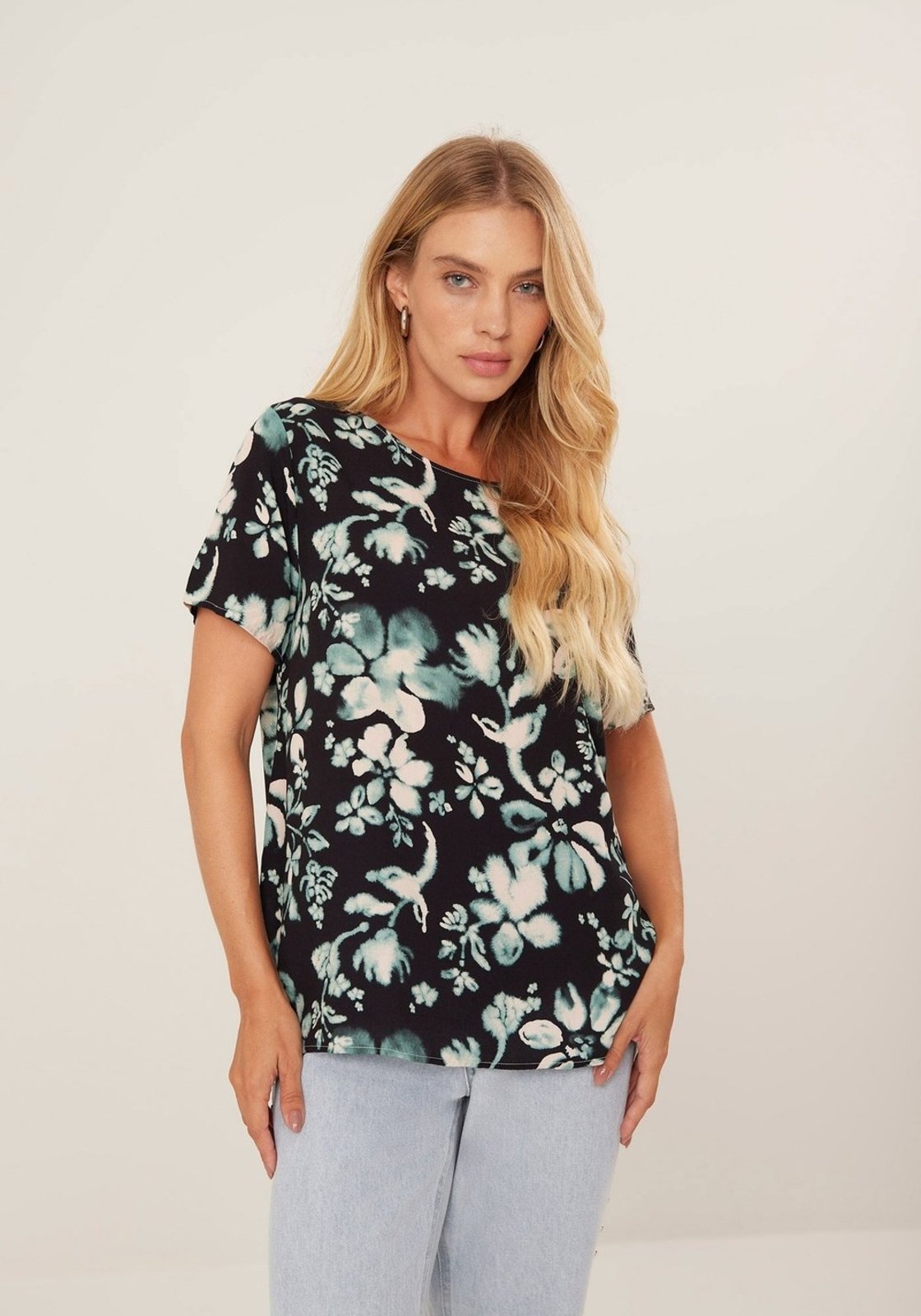 Blusa Básica Estampada Em Viscose Com Mangas Curtas