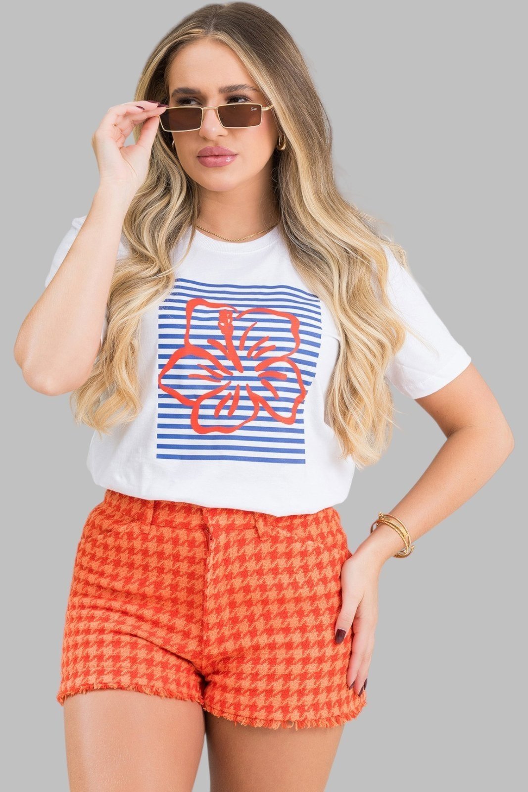 Camiseta Feminina Cianitas Branca Estampa Hibisco Vermelho