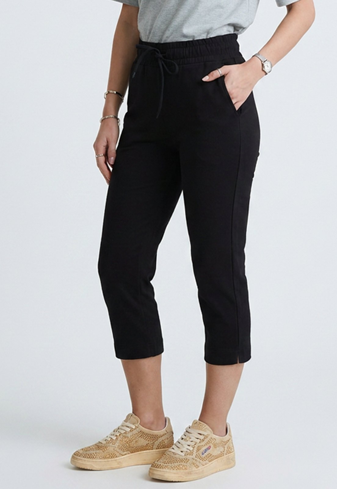Calça Capri Feminina Cintura Alta com Elástico e Cordão em Sarja com Elastano Preto