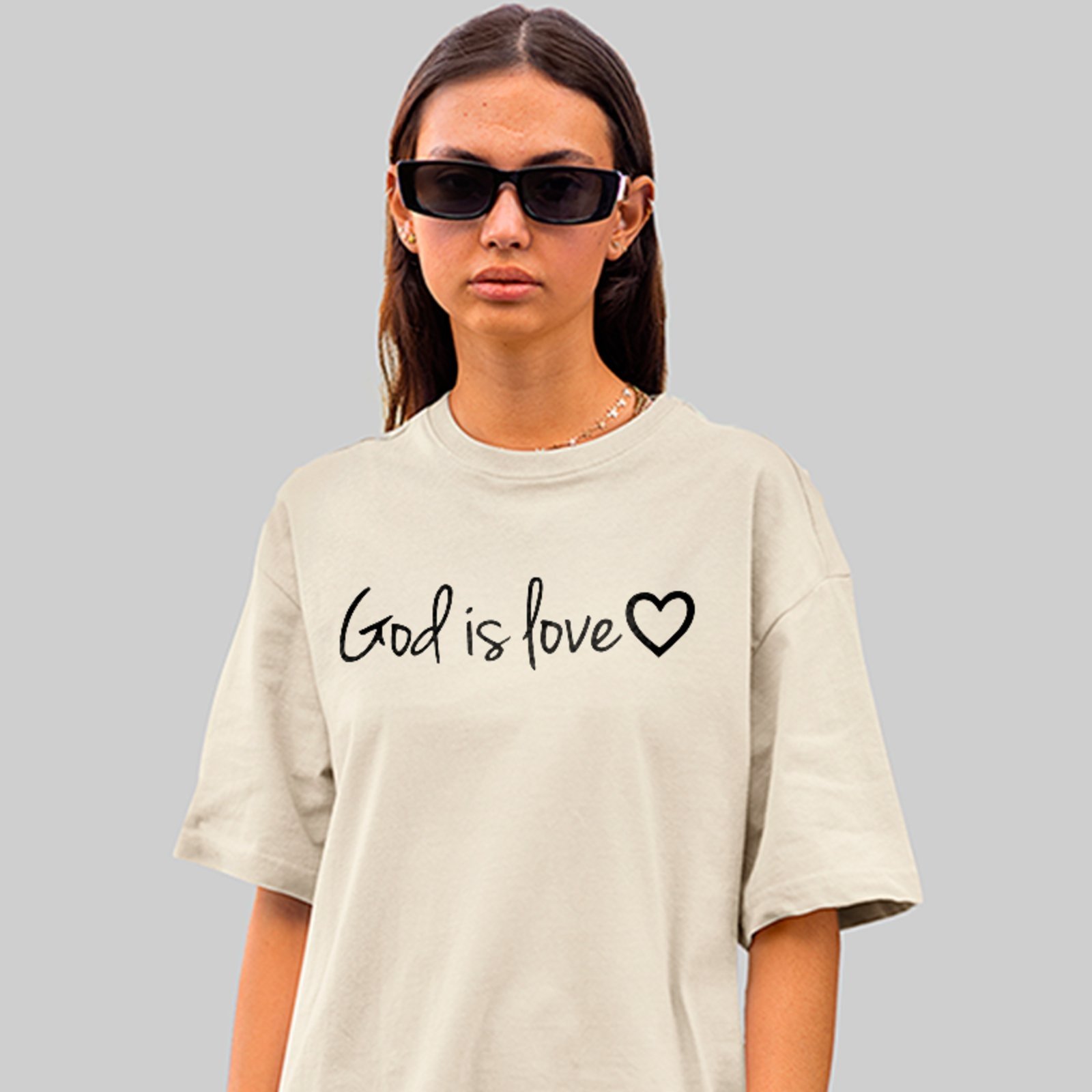 Camiseta Oversized God Is Love Estampa Fé e Amor Unissex Off White
