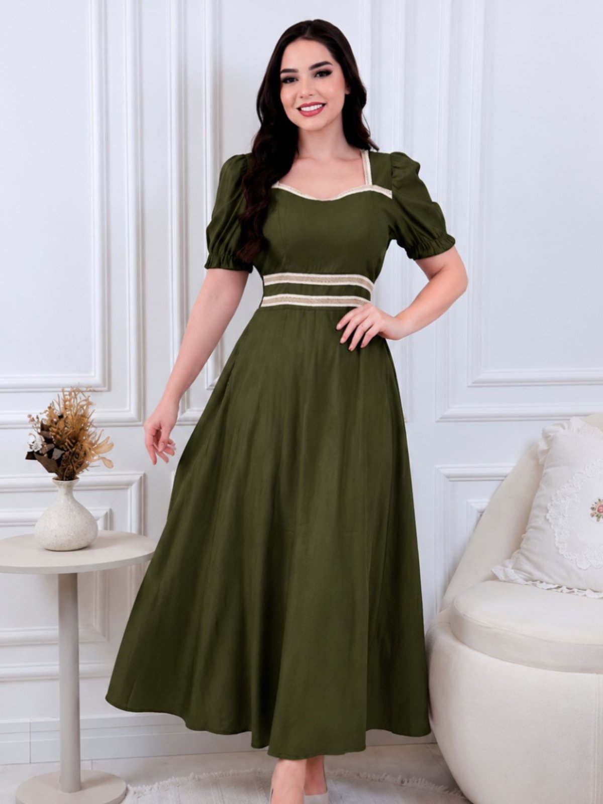 Vestido Midi em Linho com Guipir Manga Curta Princesa Cintura Marcada Moda Evangélica Verde Militar