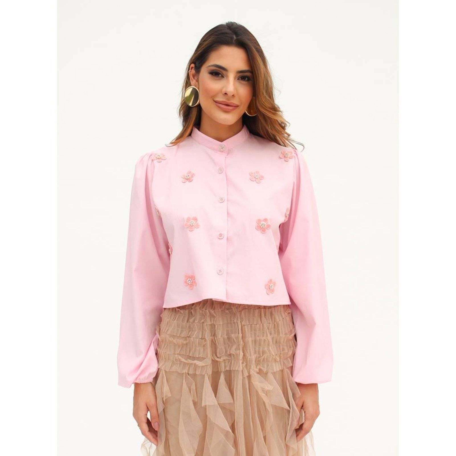 Camisa Feminina Cropped com Bordado Floral e Acabamento Delicado