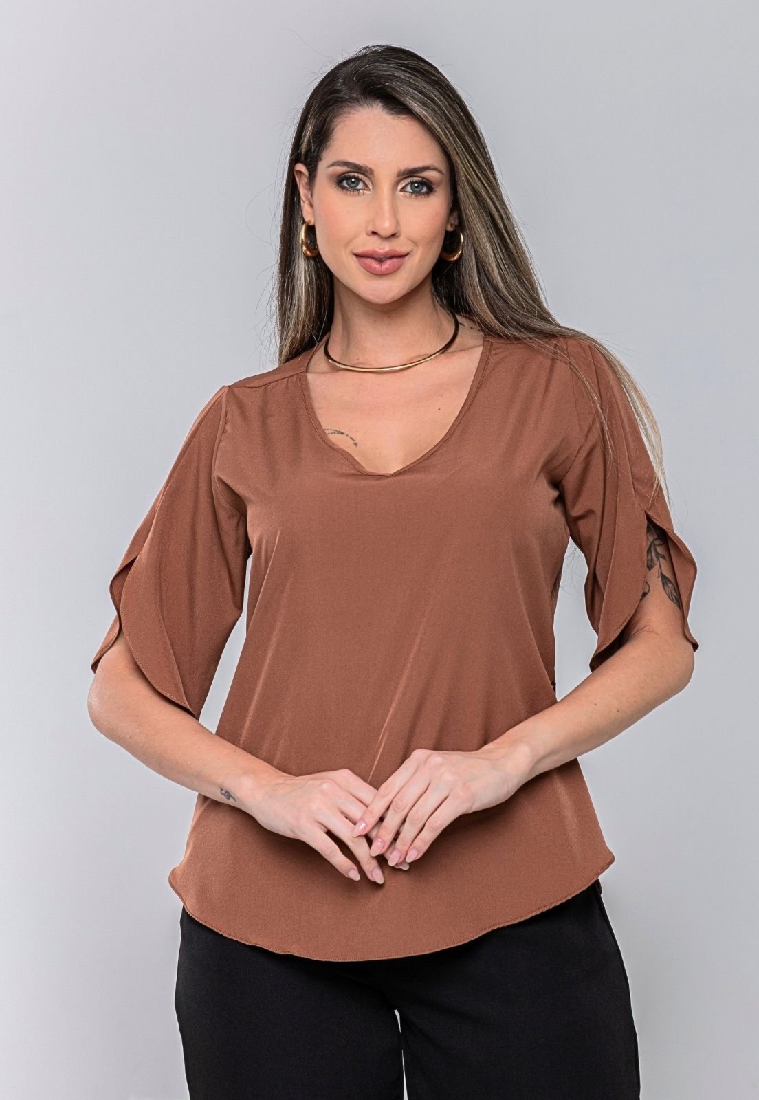 Blusa Feminina com Decote V e Manga Folha 3/4 Elegância e Leveza -Marrom Docce Mulher