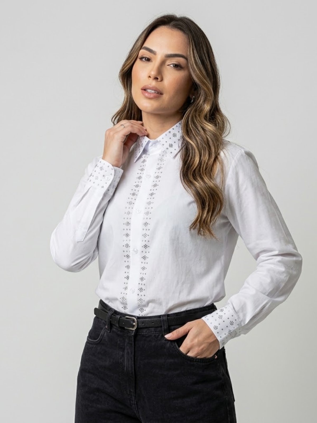 Camisa Social Feminina Branca Reta com Trilha de Luz Strass na Gola Frente e Punhos Blusa com Manga Longa estruturada