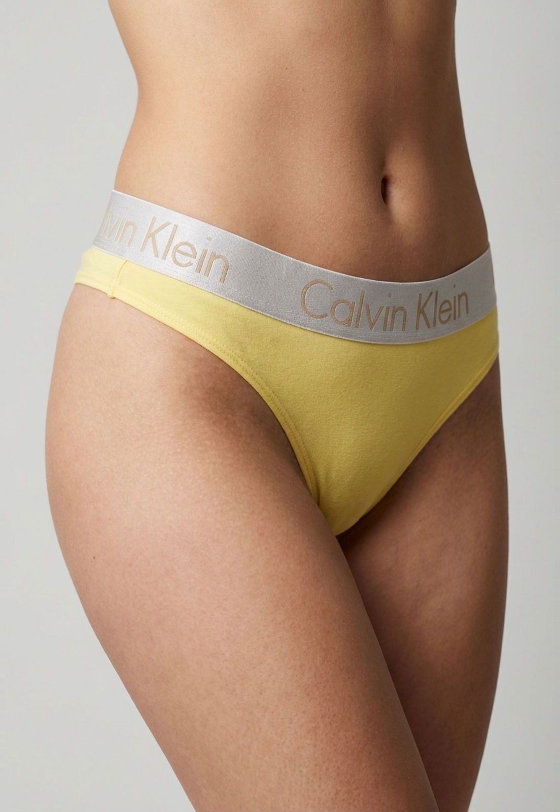 Vista 2 Calcinha Feminina Calvin Klein Tanga Cotton CK Reveillon Amarela Calvin Klein Underwear amarelo Calvin Klein Underwear amarelo