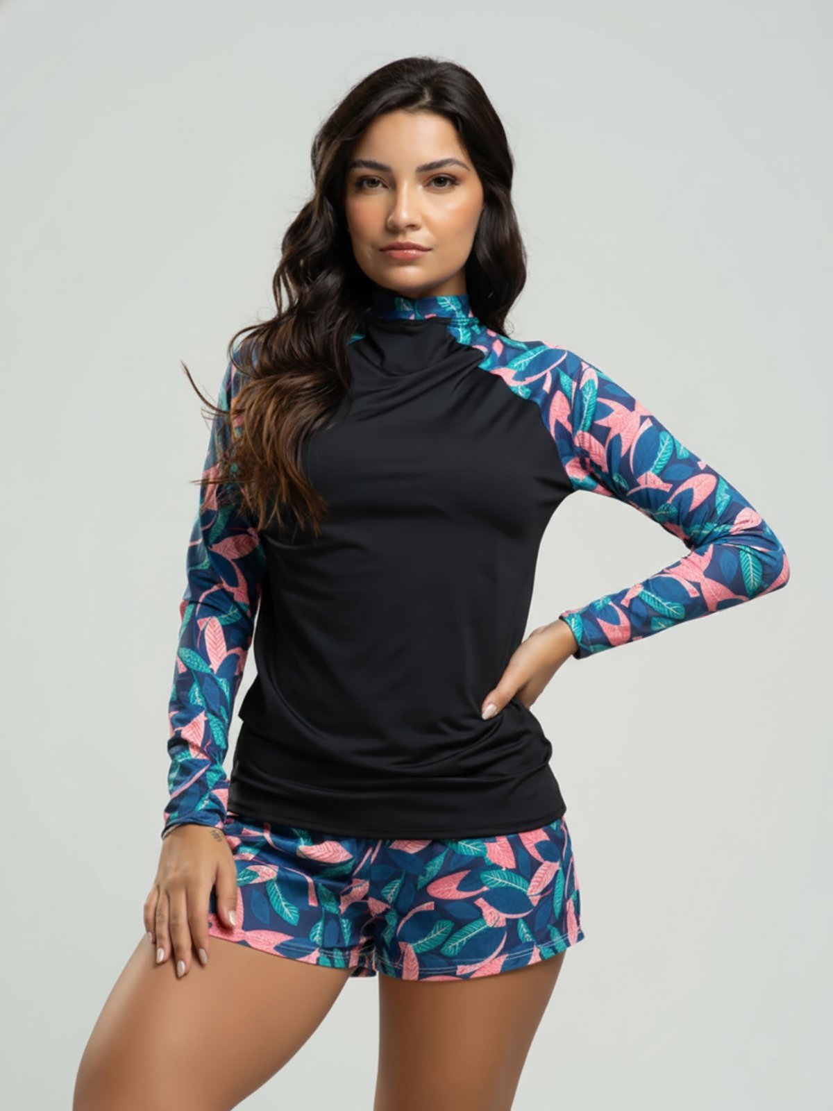 Conjunto Vicbela Blusa Feminina Segunda Pele Manga Longa Moda Praia Verão + Short Estampado Curto Saida de Praia Tecido Proteção UV