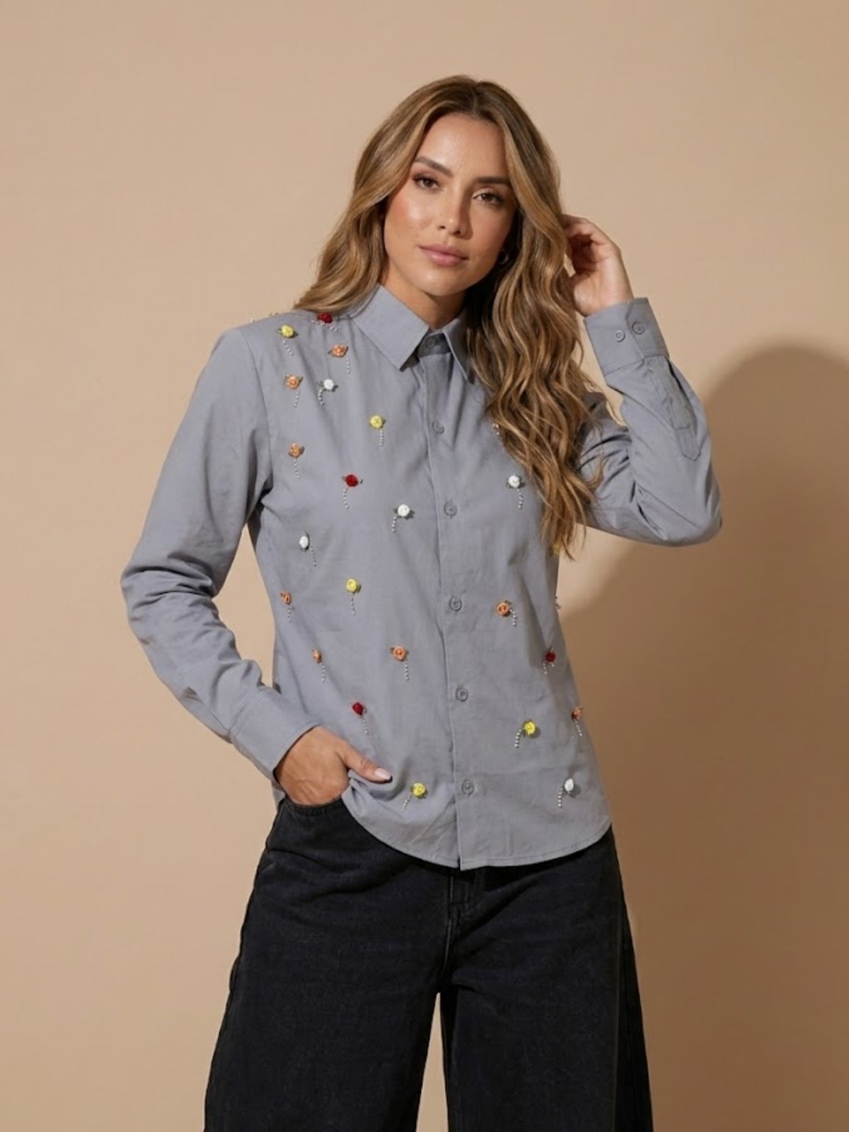 Camisa Social Slim Cinza Feminina com fuxico de Flores 3D e detalhes de brilho em strass | Blusa com Manga Longa