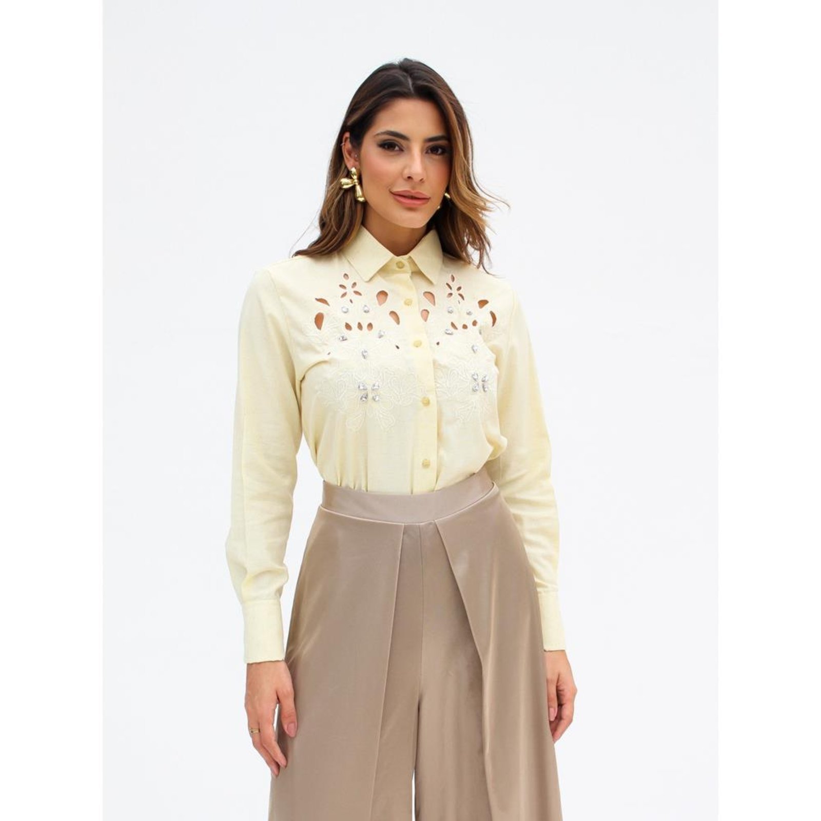 Camisa Feminina Oversized em Blend de Linho com Detalhes em Richelieu e Corte Atual