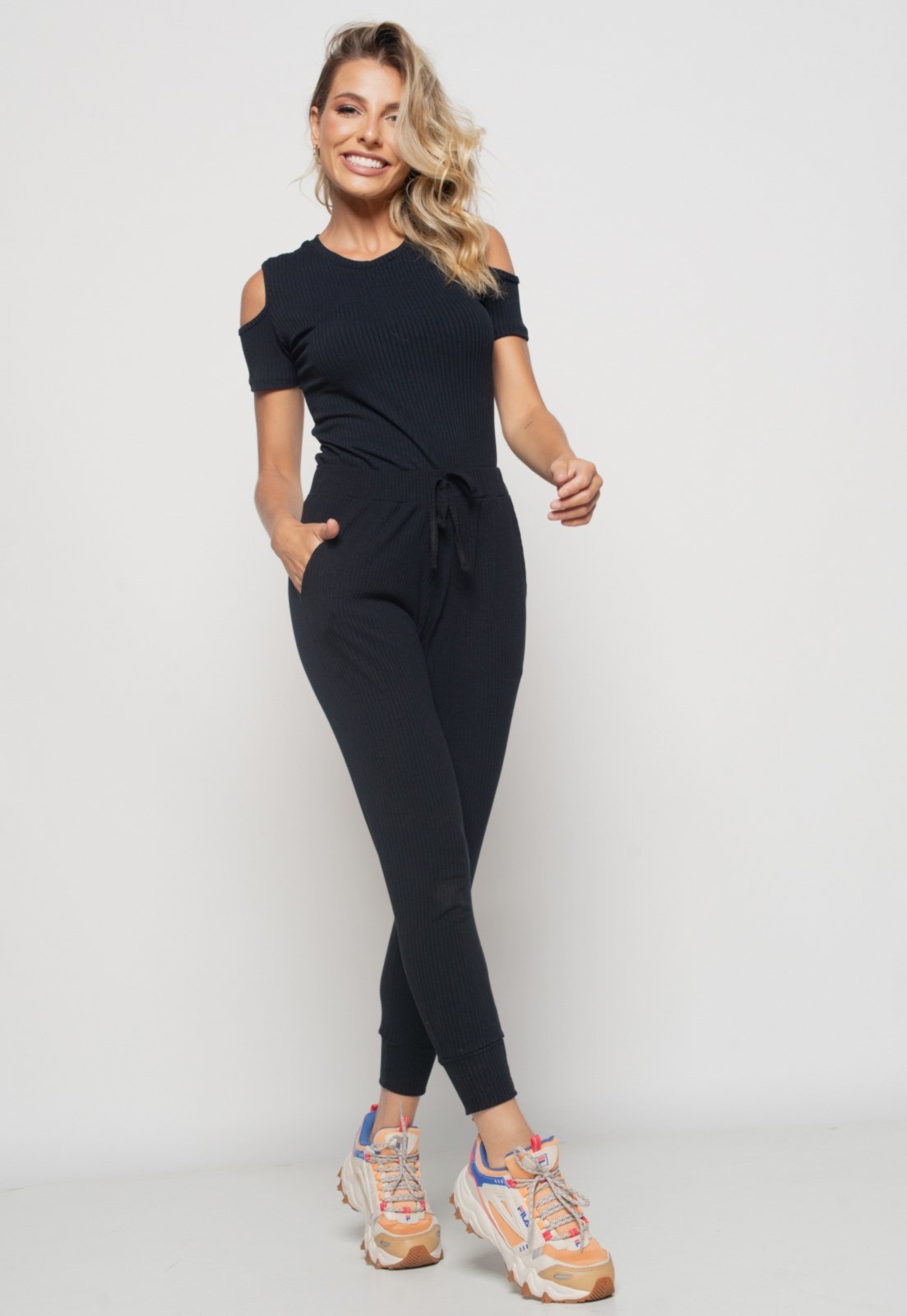 Conjunto Salvatore Comfy Com Blusa Ombro Vazado e Jogger Canelada Preto