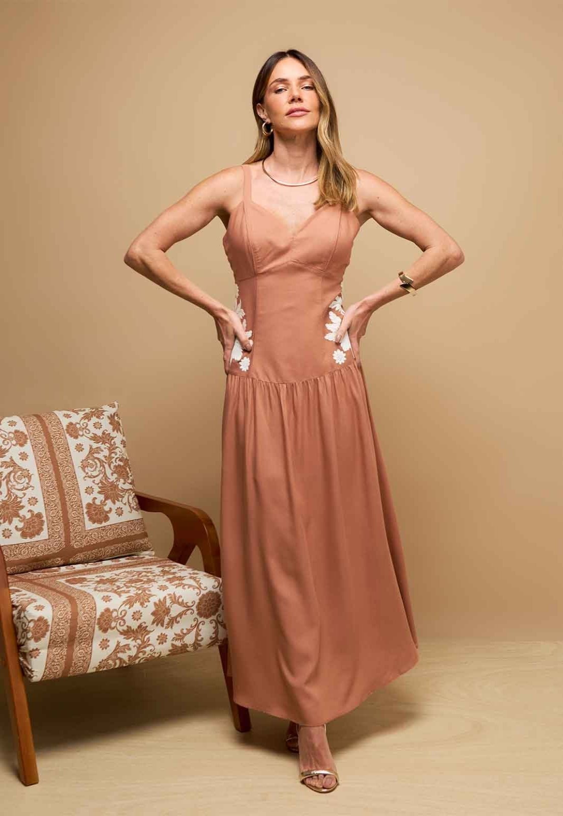 Vestido Kímika Longo com Bordado Lateral Mocha Mousse