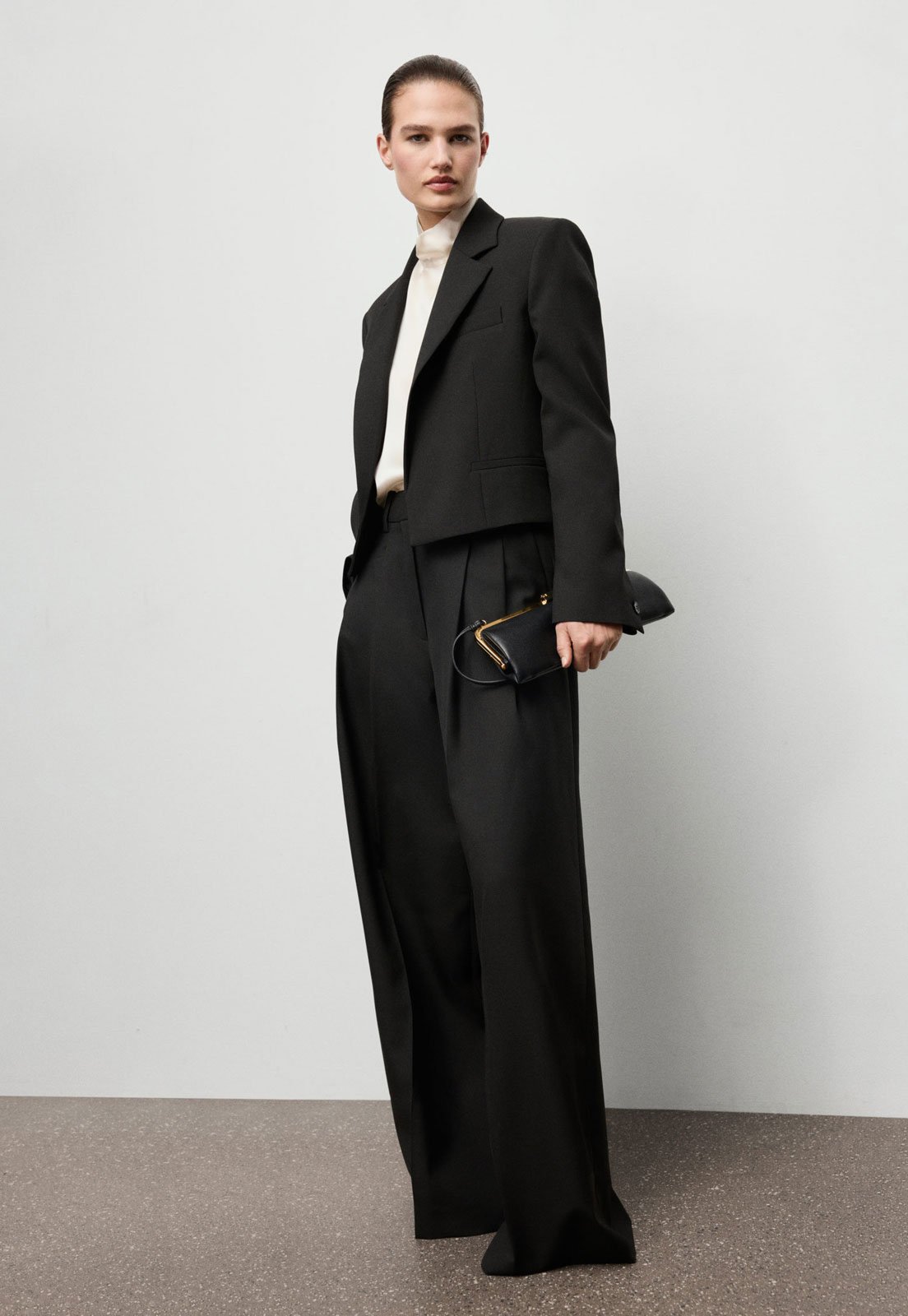 Blazer Feminino Mango Cropped Ombros Estruturados Preto