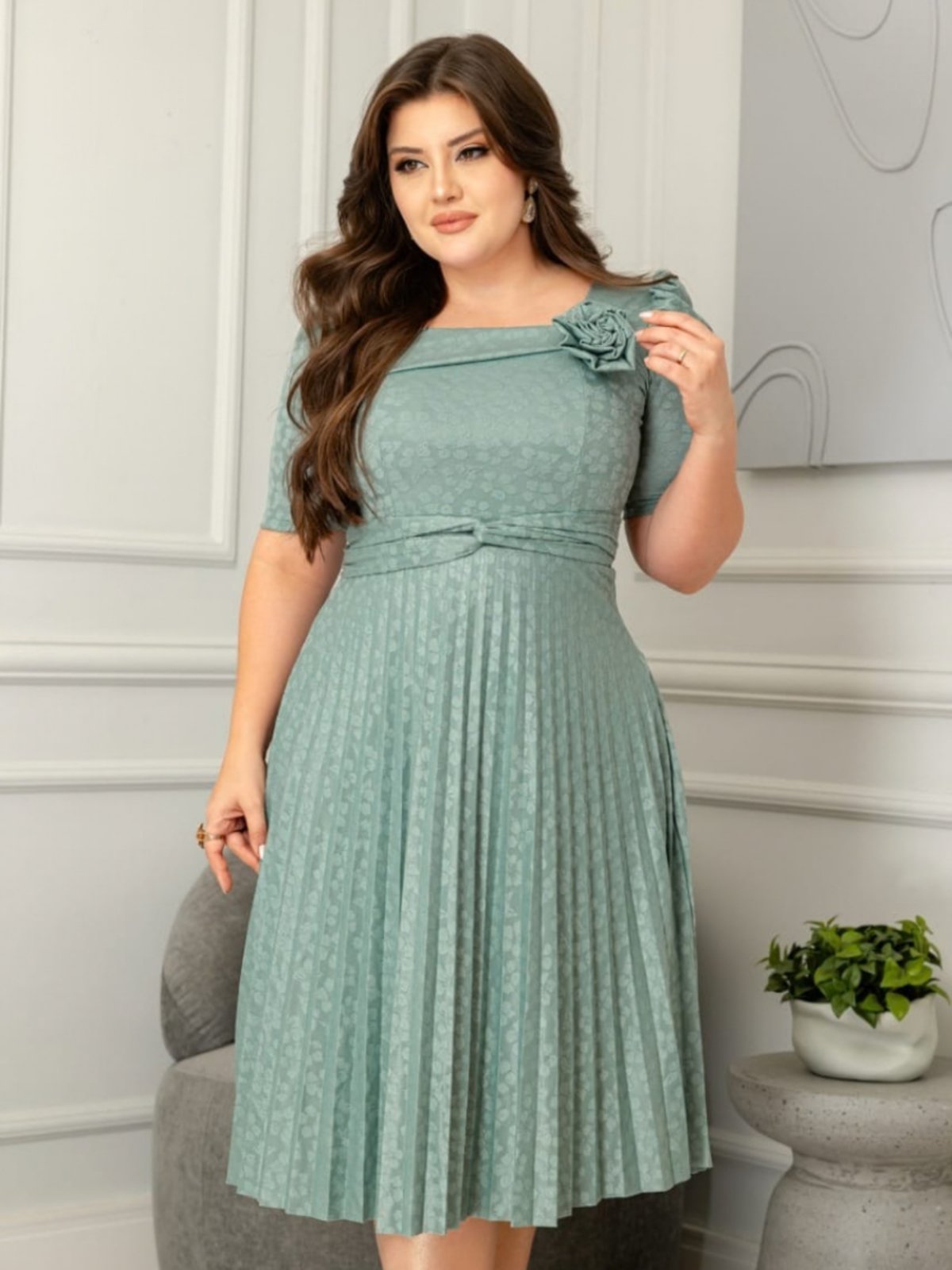 Vestido Elegante Midi Social com Faixa e Flor Social Evangélico Vere Claro