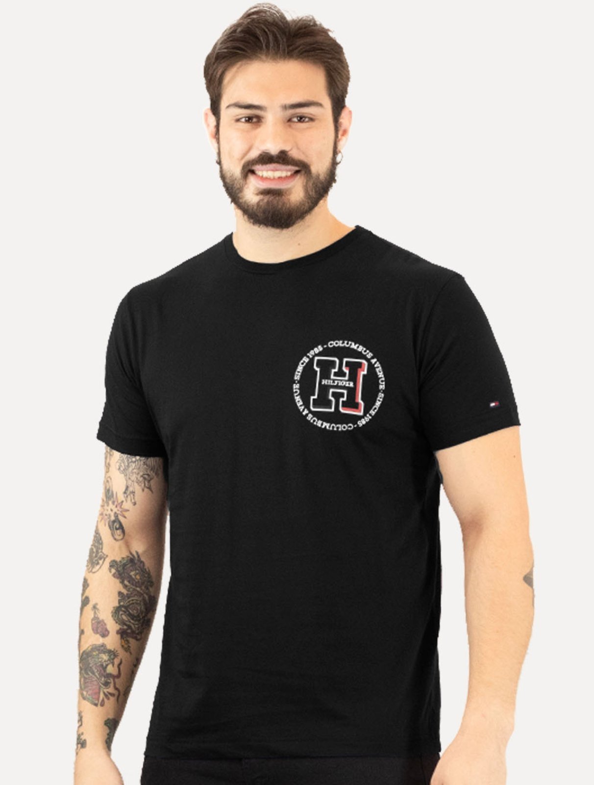 Vista 2 Camiseta Tommy Hilfiger Masculina Columbus H Roundle Logo Preta preto Tommy Hilfiger preto