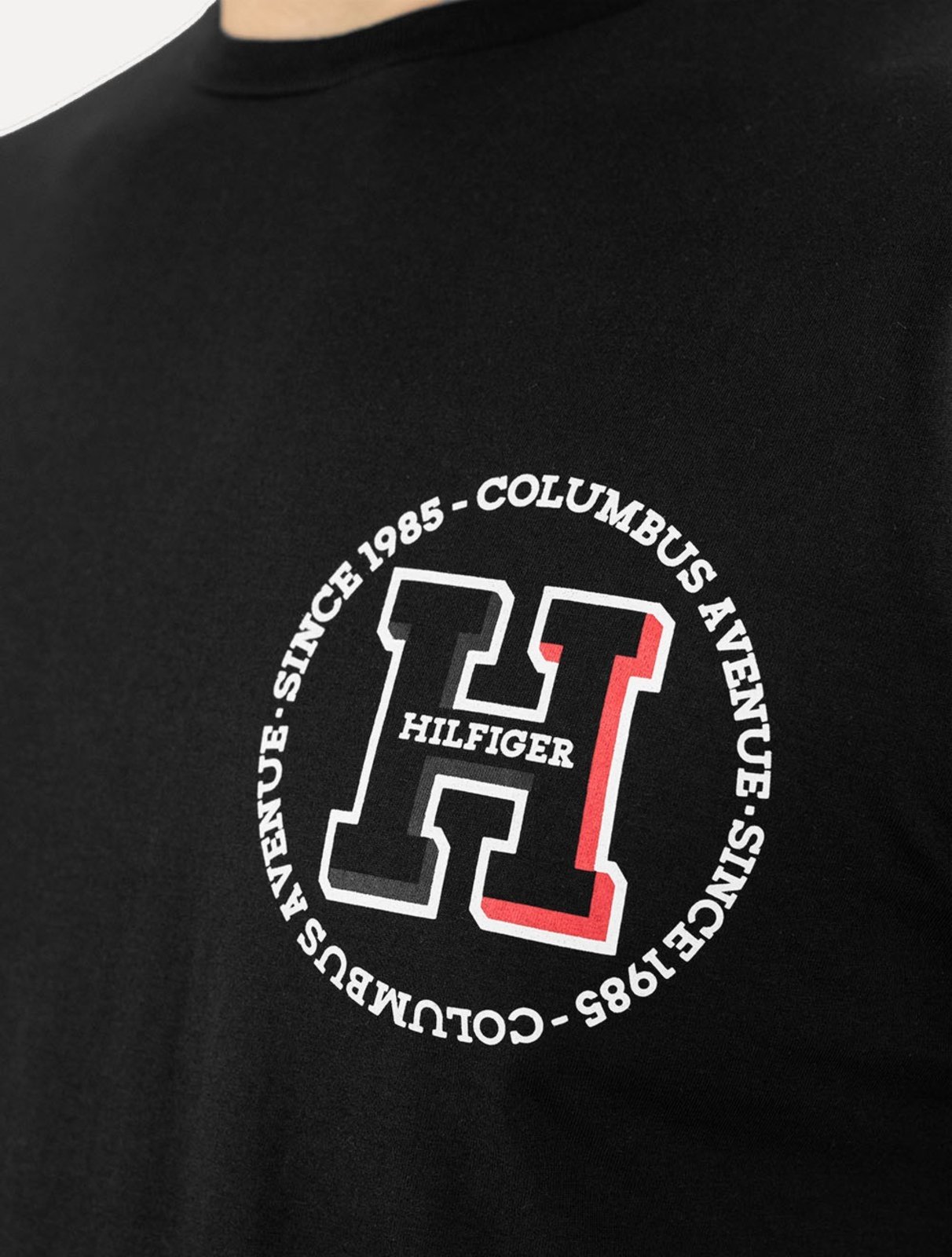 Vista 3 Camiseta Tommy Hilfiger Masculina Columbus H Roundle Logo Preta preto Tommy Hilfiger preto