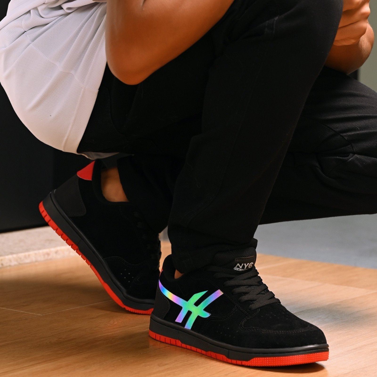 Vista 2 Tenis Skatista Refletivo Nyc Shoes Lançamento Com Estilo NYC CM40 Femenino e Masculino NYC NEW YORK CITY SHOES multicolorido/preto/vermelho NYC NEW YORK CITY SHOES multicolorido/preto/vermelho
