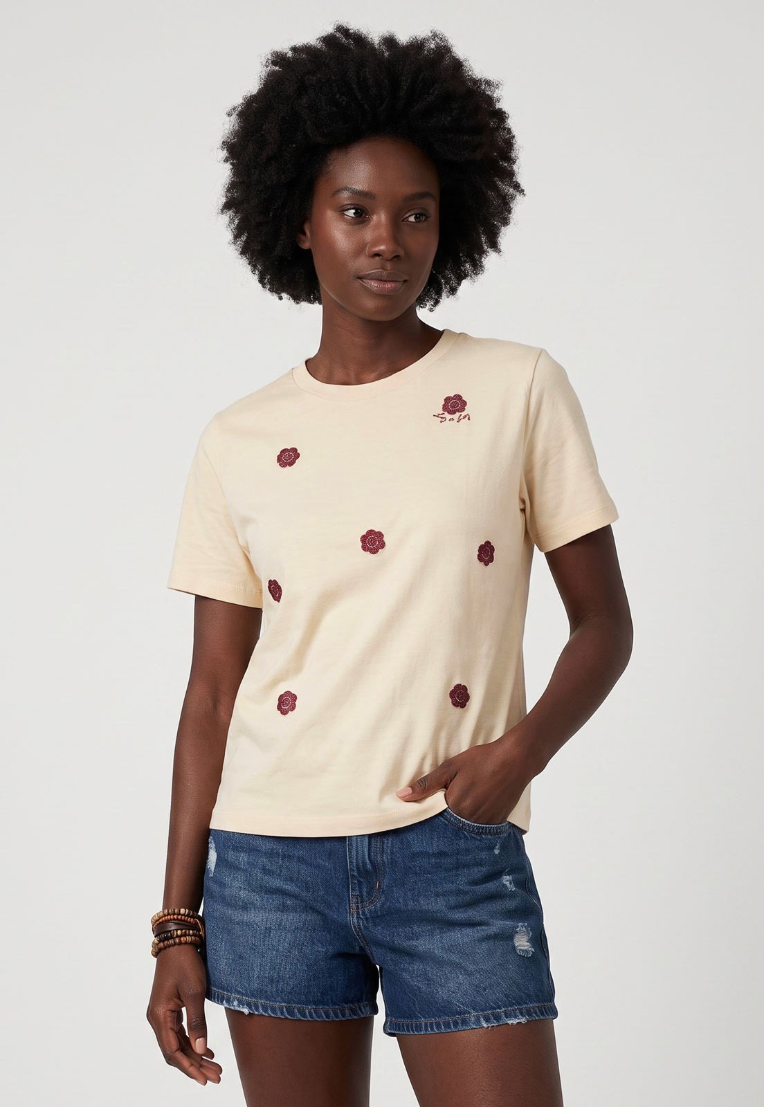 Camiseta Feminina Lez a Lez Bordado Floral Bege
