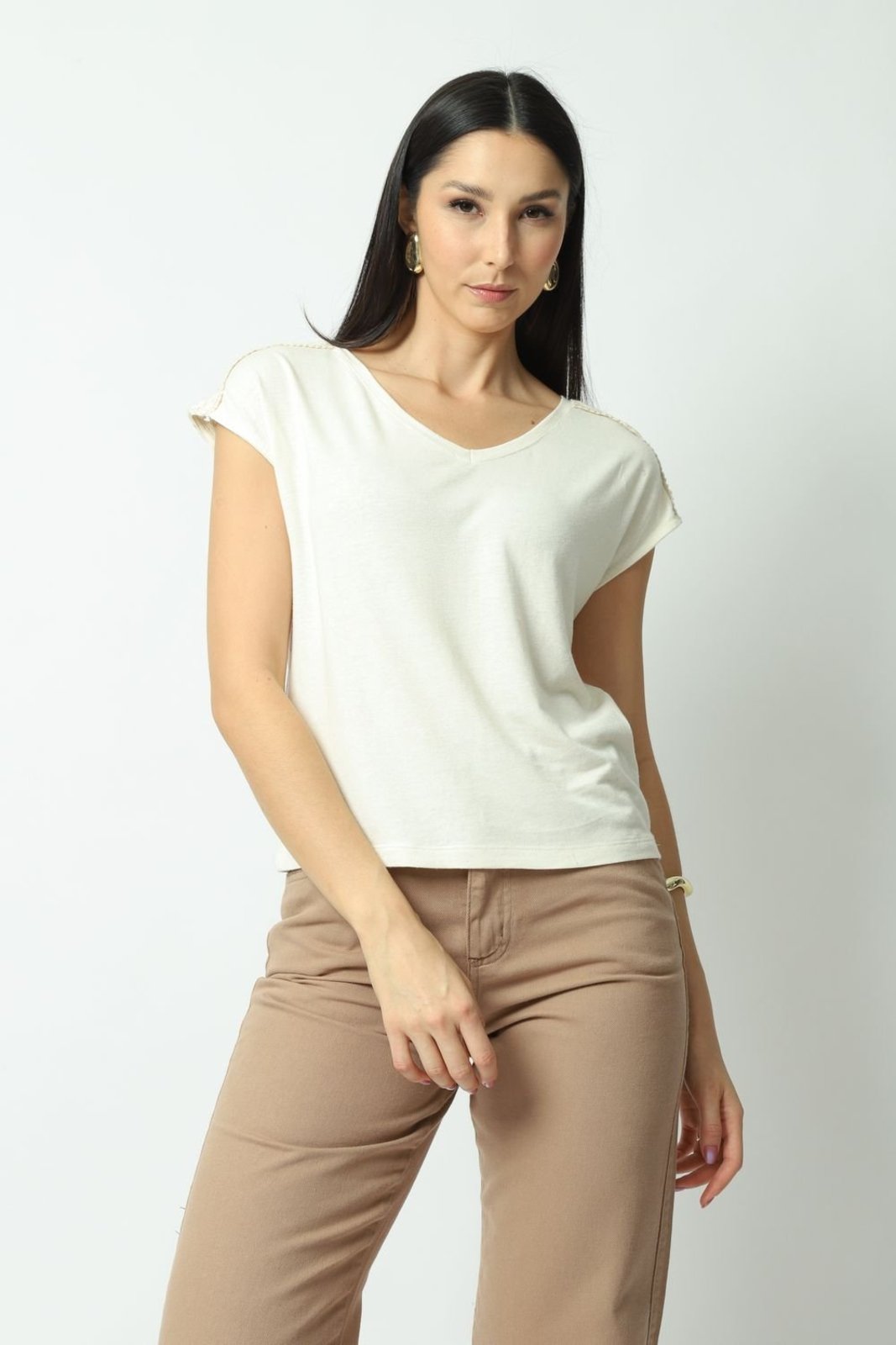 Vista 2 Blusa Decote V Detalhe Ombro Off White Gazzy off-white white Gazzy off-white white