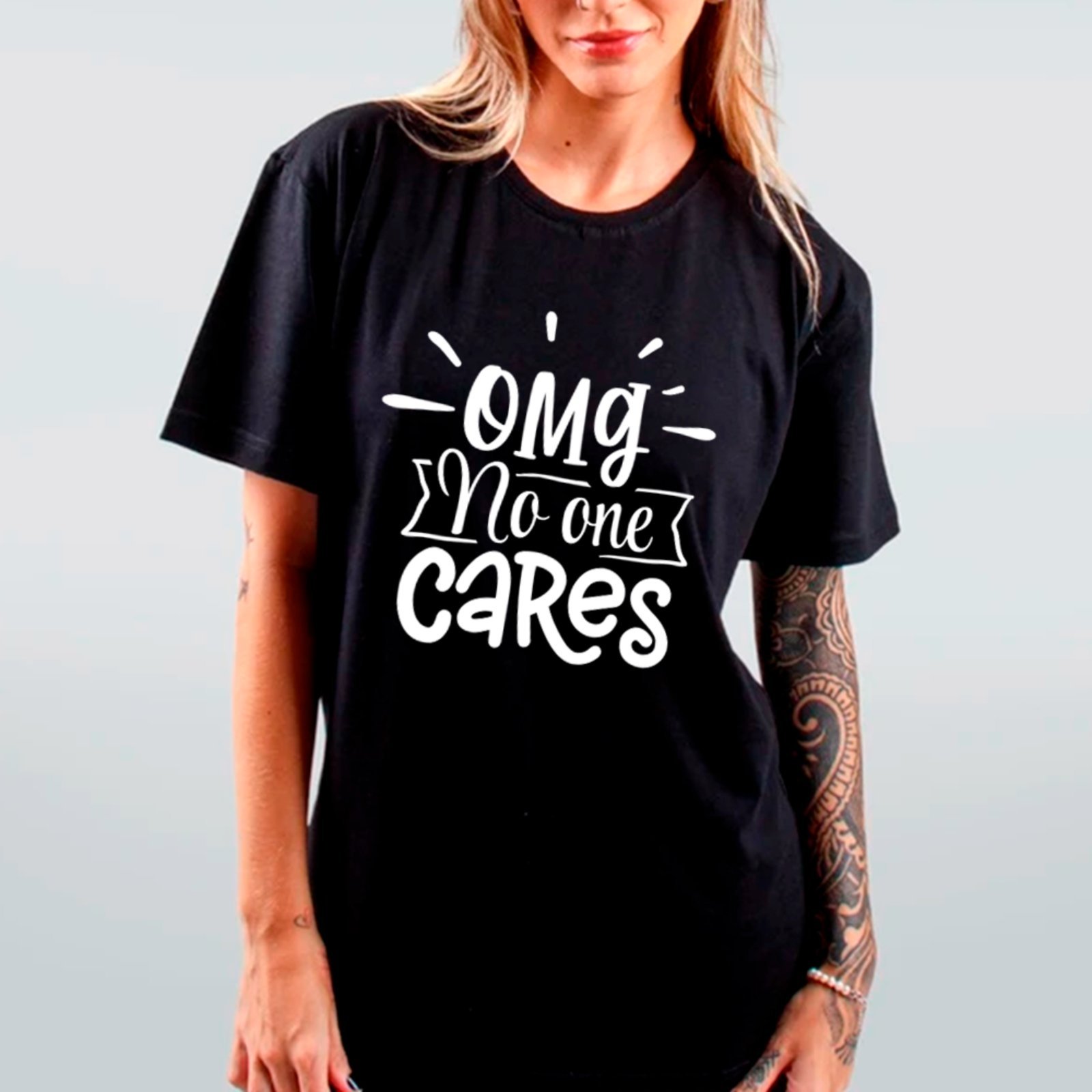 Vista 2 Camiseta Ousy Básica Humor Irônico OMG No One Cares Unissex branco ousy branco