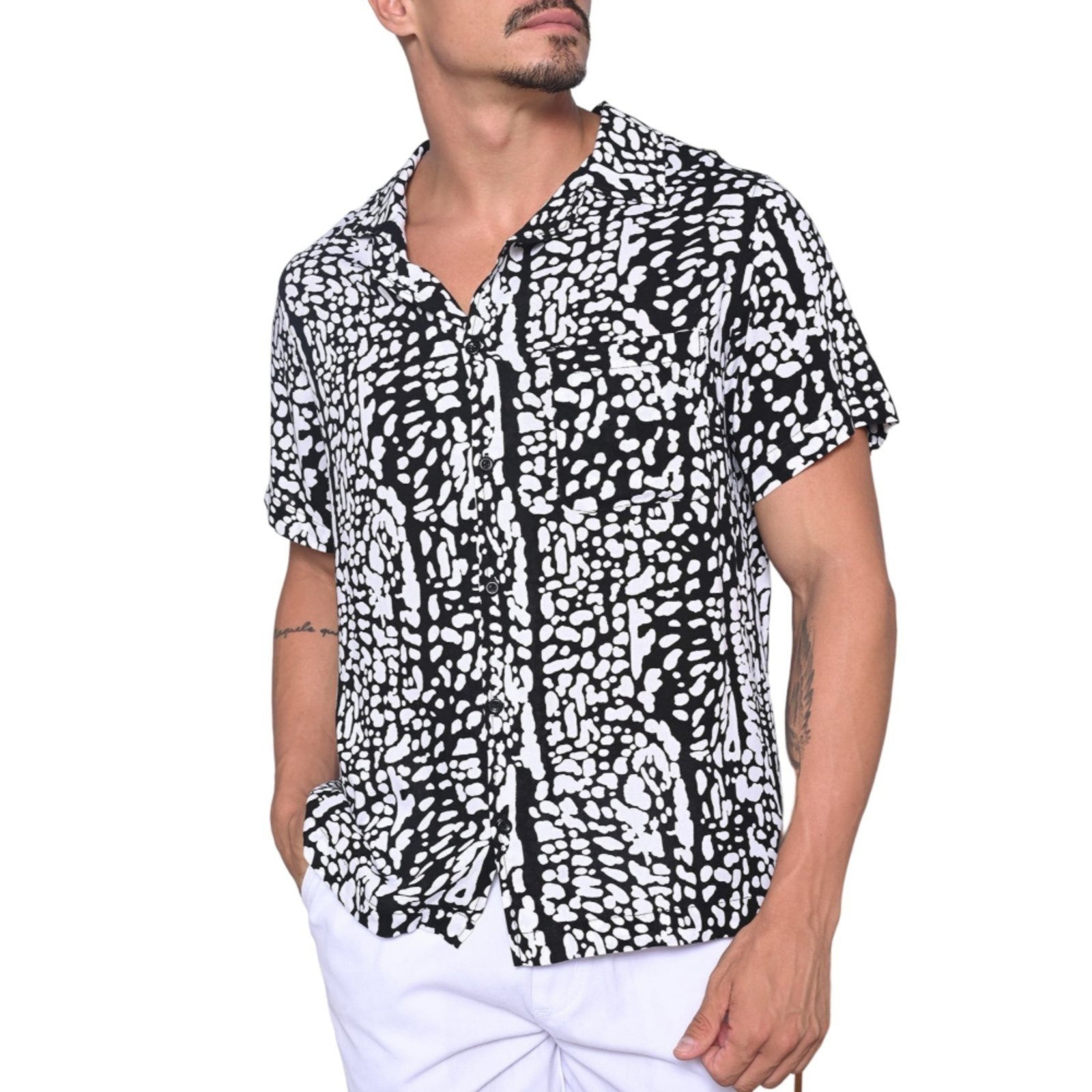 Camisa Masculina Estampada Manga Curta Gola Esporte Preto e Branco